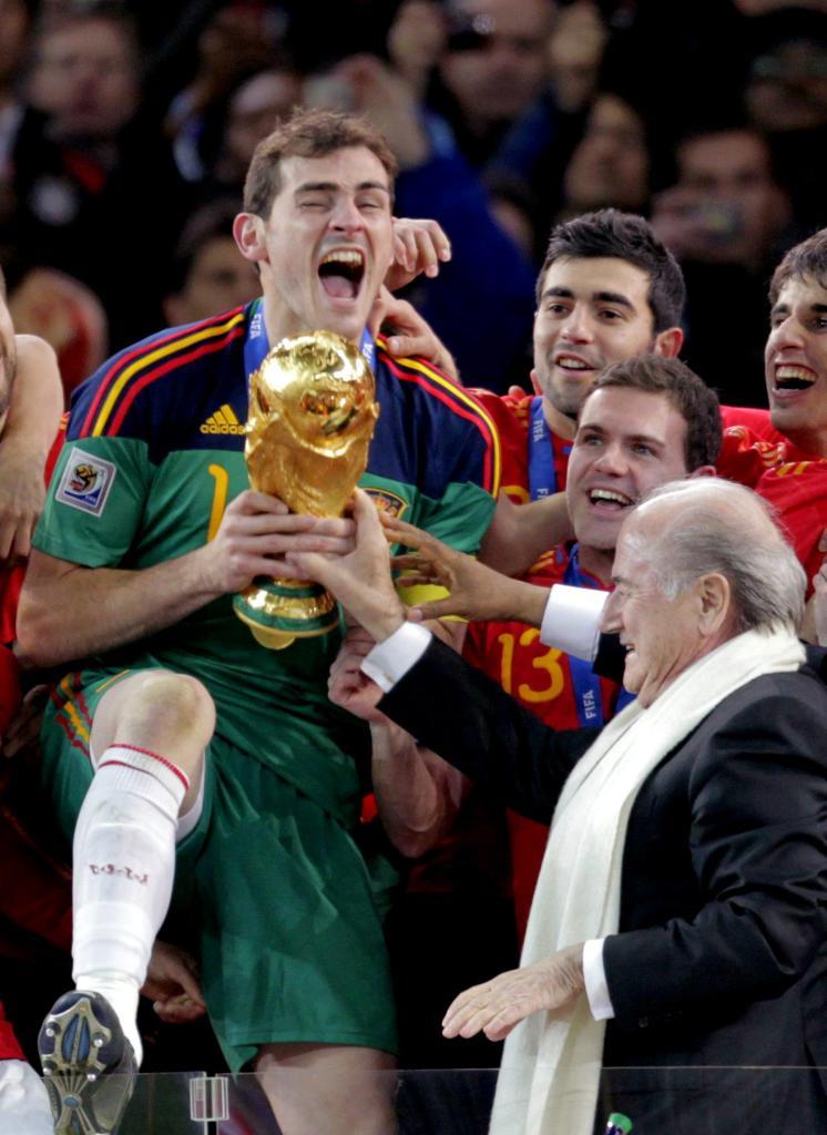 Iker Casillas con la Copa del Mundo tras la final de Sudáfrica de 2010.