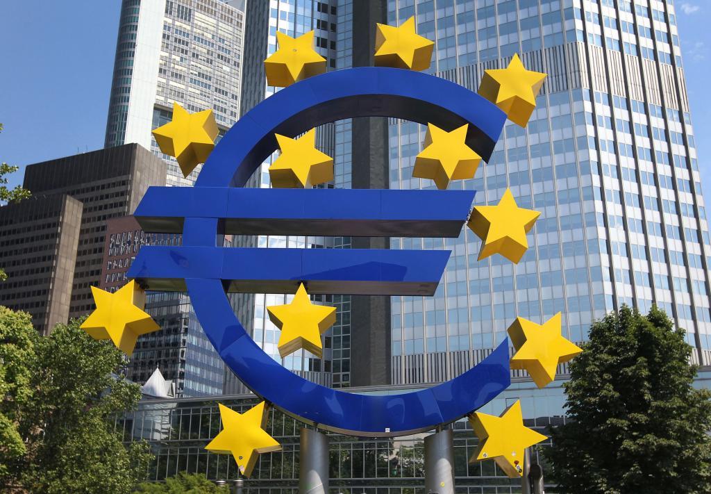 La escultura que representa el logotipo del euro, frente a la antigua sede del Banco Central Europeo en Fráncfort