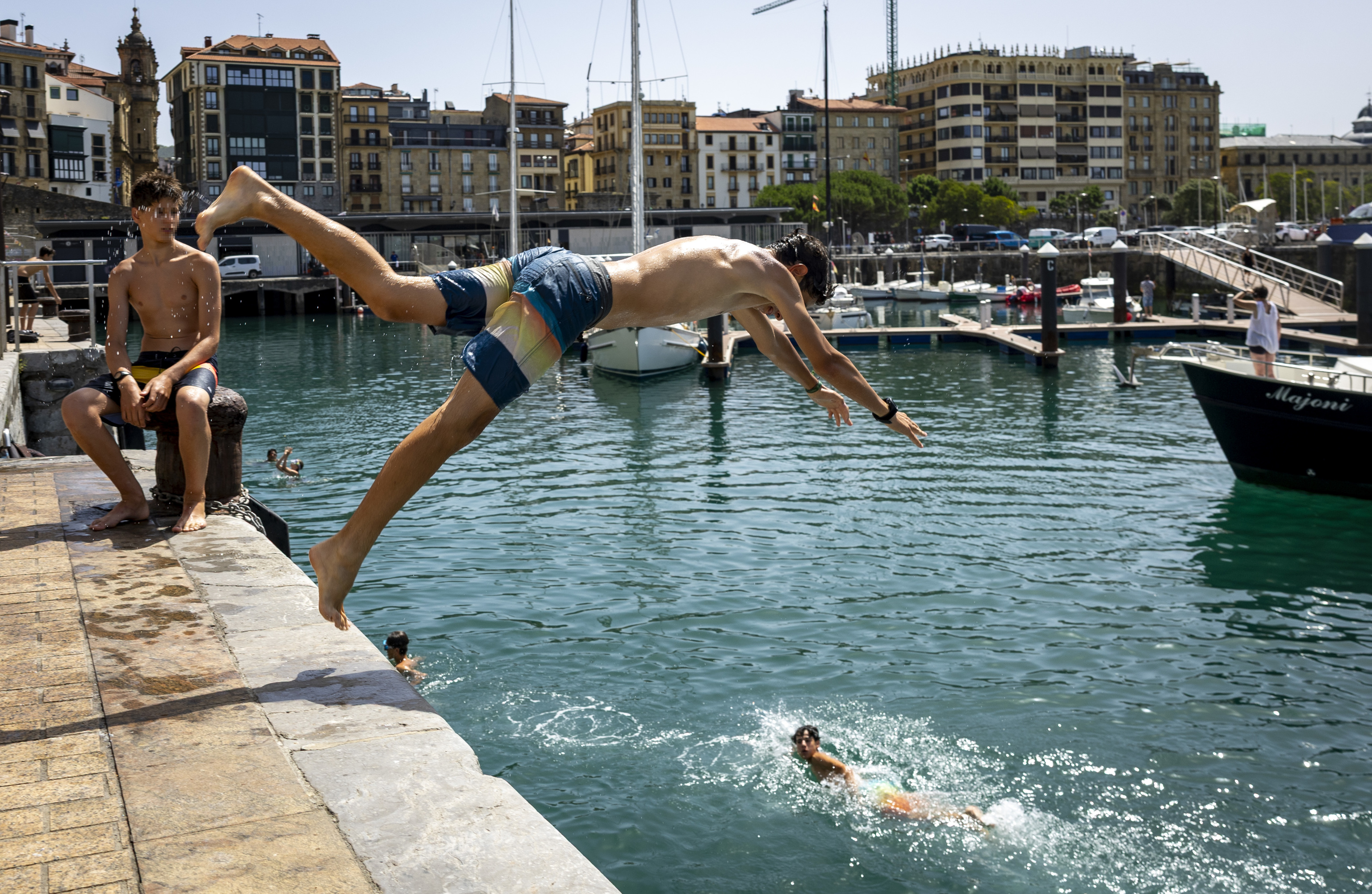 Un joven se lanza al agua este lunes en el puerto de San Sebastián.