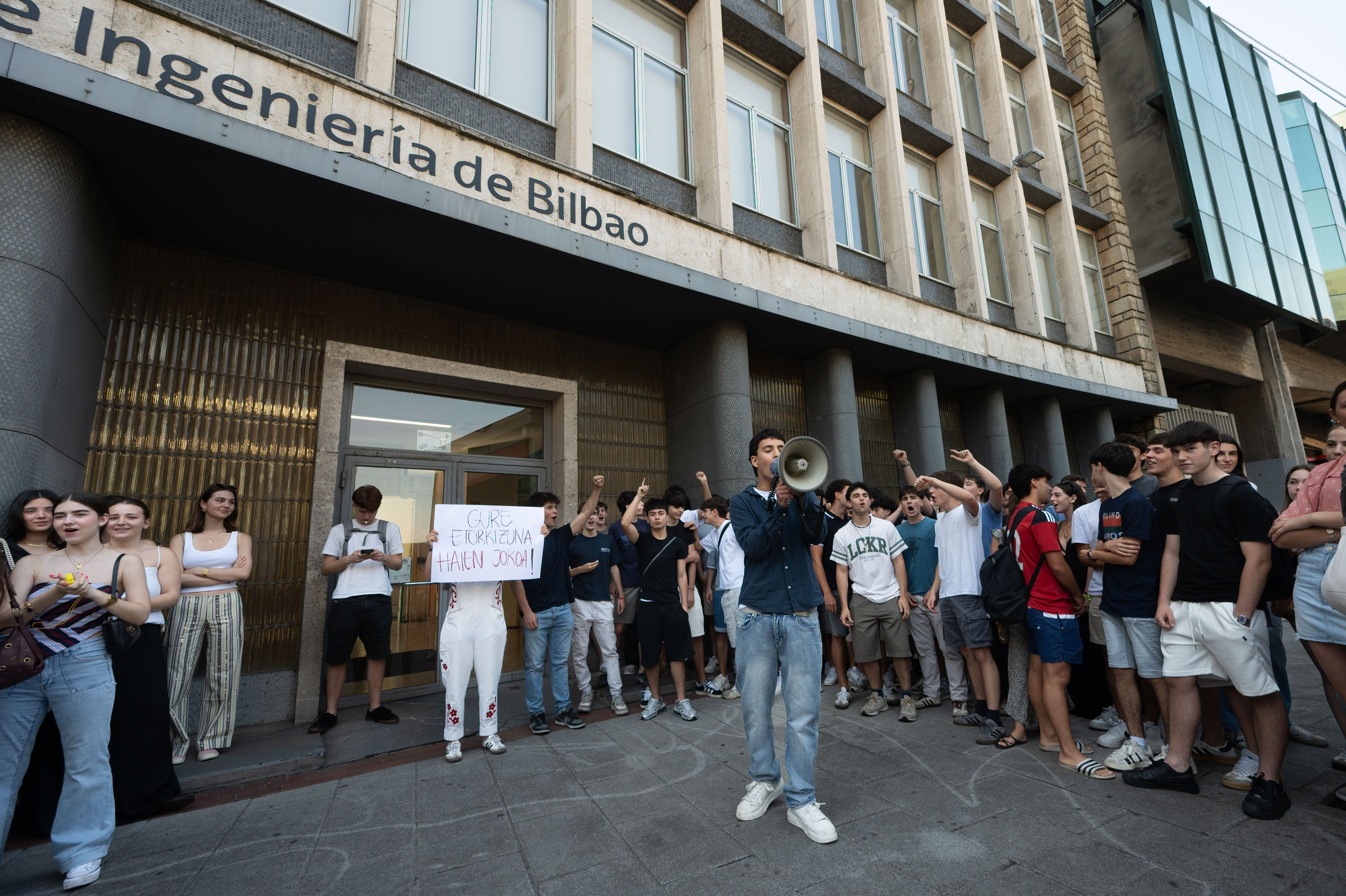 Estudiantes de colegios concertados protestan ante la Escuela de Ingeniería al conocer la oleada de ceros en los exámenes de euskera de la PAU.