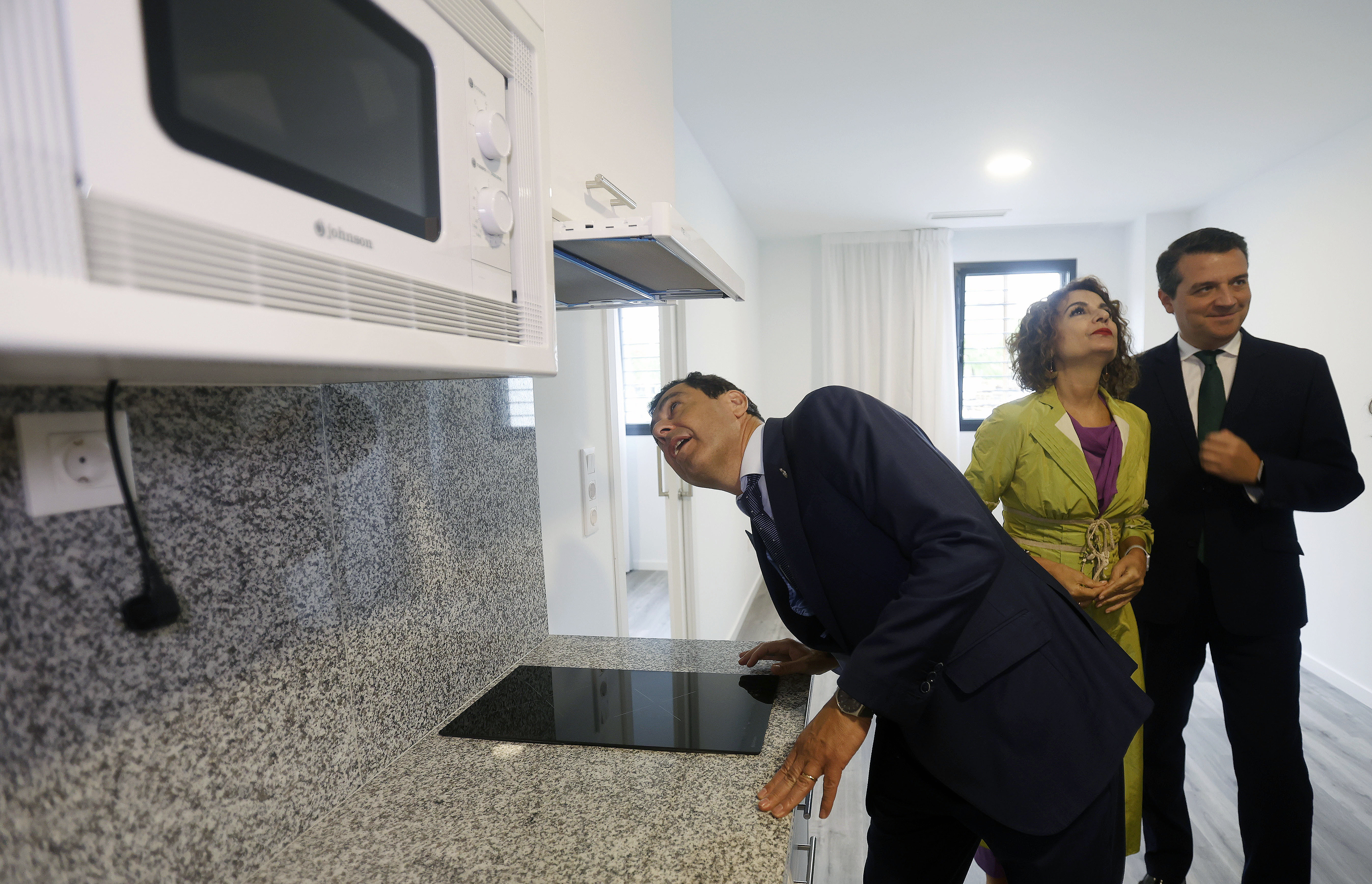 Juanma Moreno, María Jesús Montero y el alcalde de Córdoba, José María Bellido, en la presentación de unas vivienda públicas.