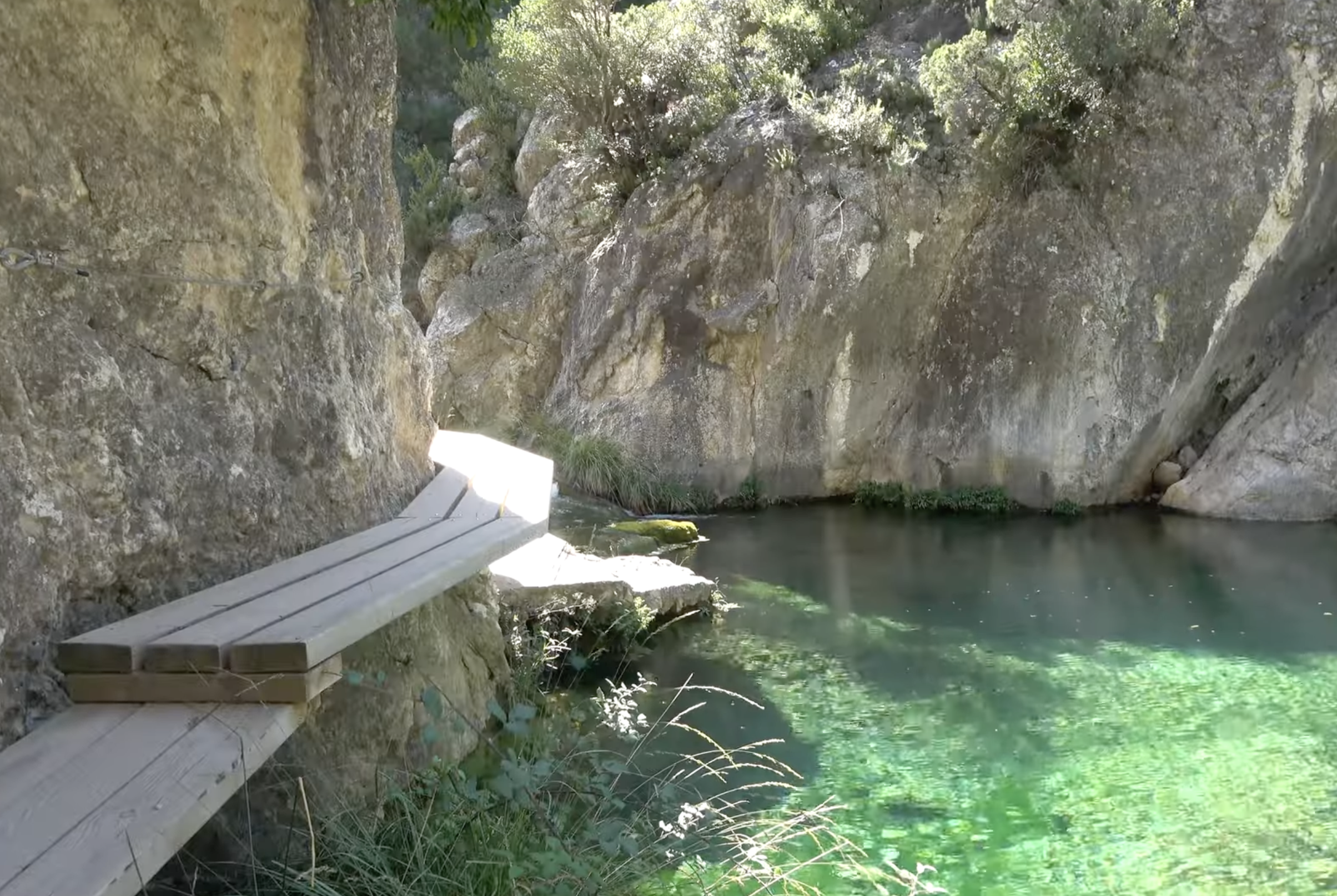 La ruta en la frontera con Aragón que no te puedes perder este verano si vives en Barcelona: pasarelas, aguas cristalinas y pinturas rupestres