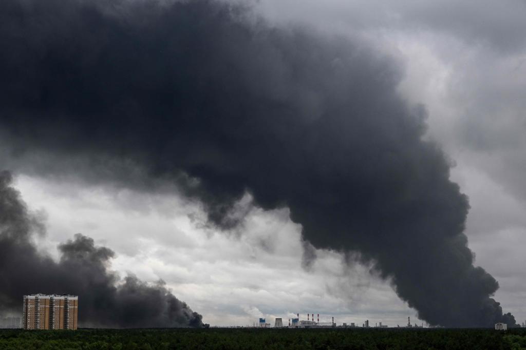 Una columna de denso humo negro tras el ataque ucraniano, la pasada semana, a una refinería cerca de Moscú