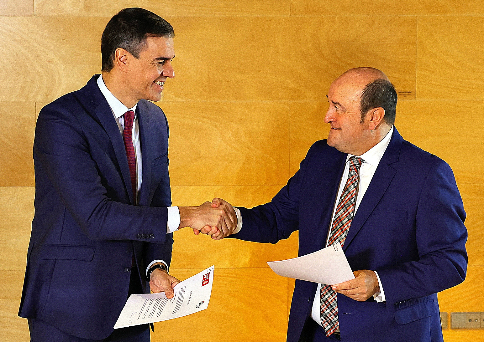 El presidente del Gobierno Pedro Sánchez cierra con el líder del PNV Andoni Ortuzar su pacto de investidura en la sede socialista de Ferraz.