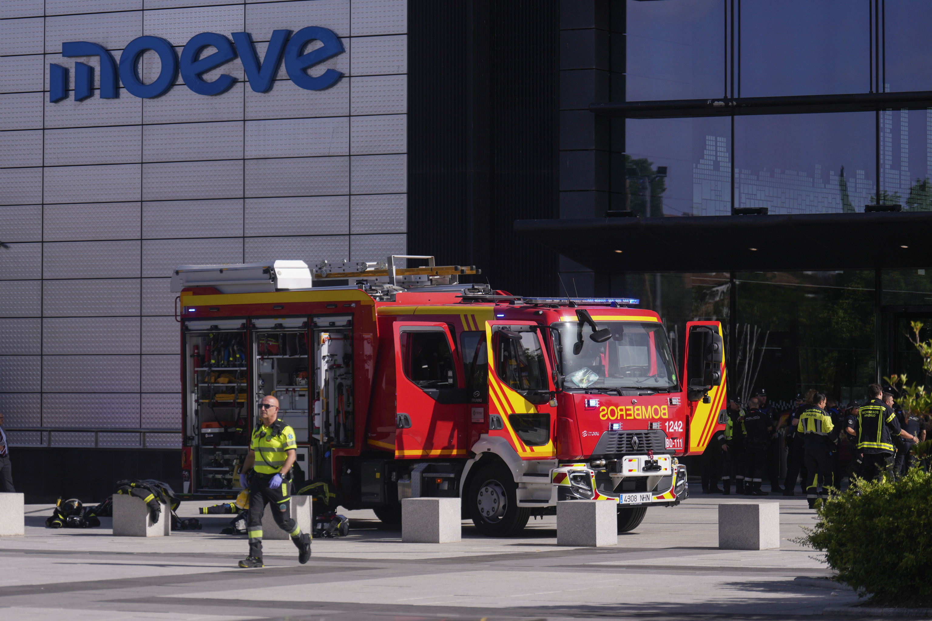 Bomberos trabajan junto a la torre Moeve.