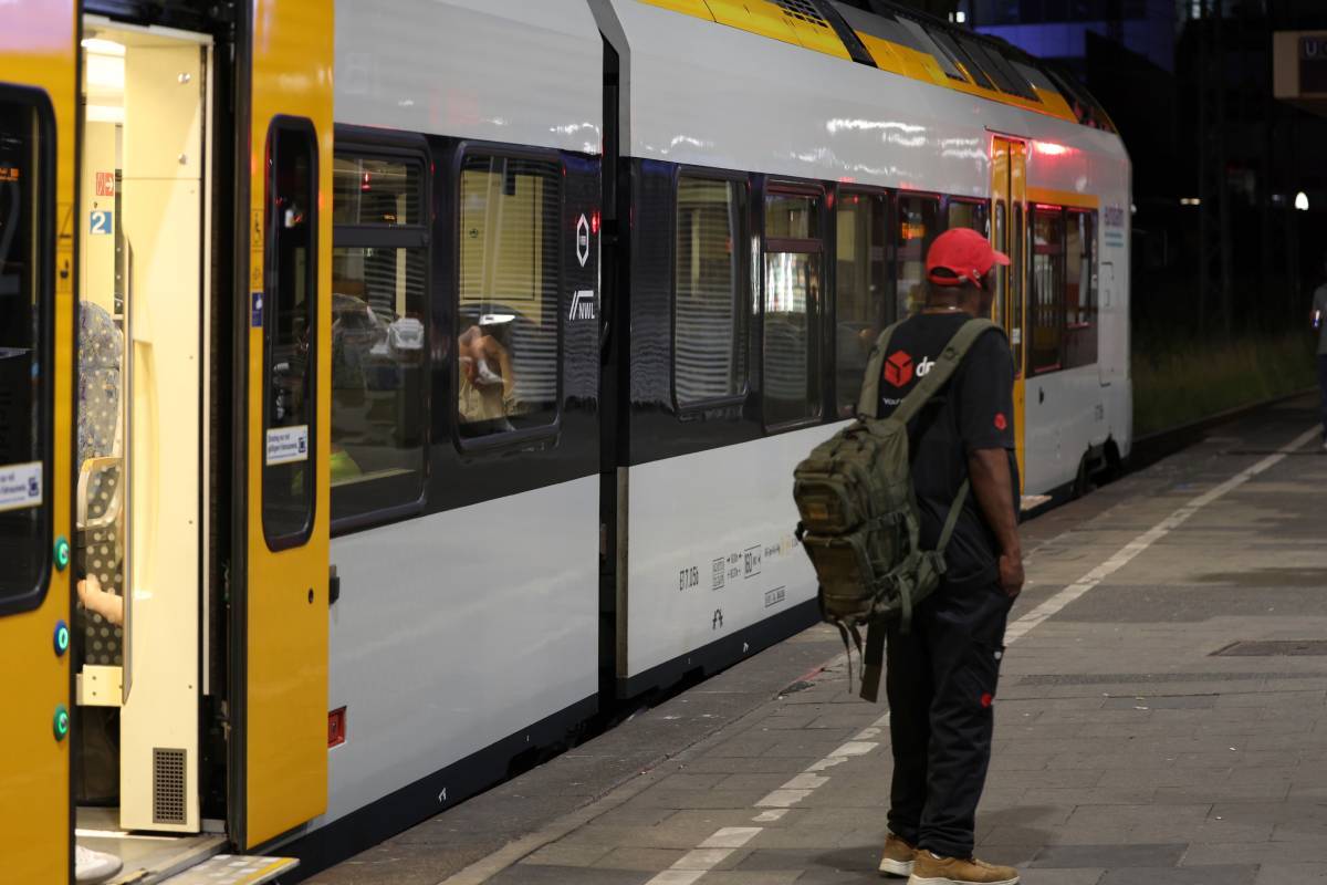 Un pasajero permanece en una plataforma frente a un tren en la Estación Central Duisburg
