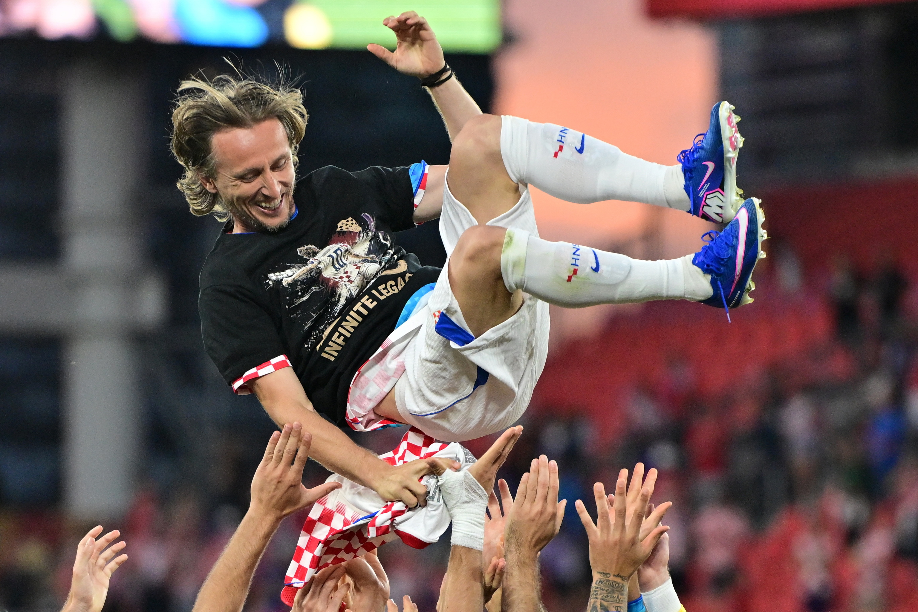 El croata Luka Modric es manteado por sus compañeros tras el partido ante Panamá