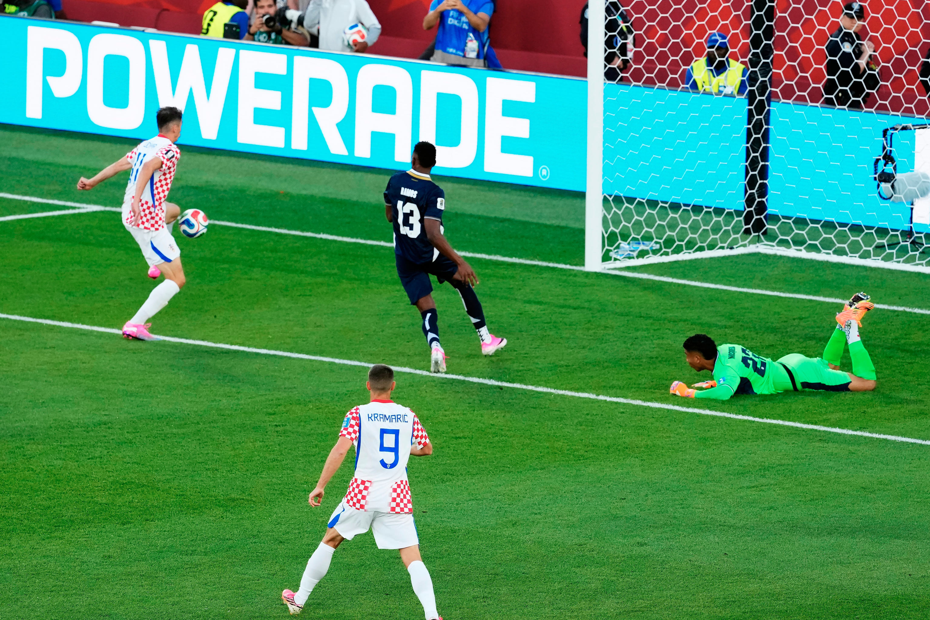 Budimir marca el gol de la victoria de Croacia ante Panamá.