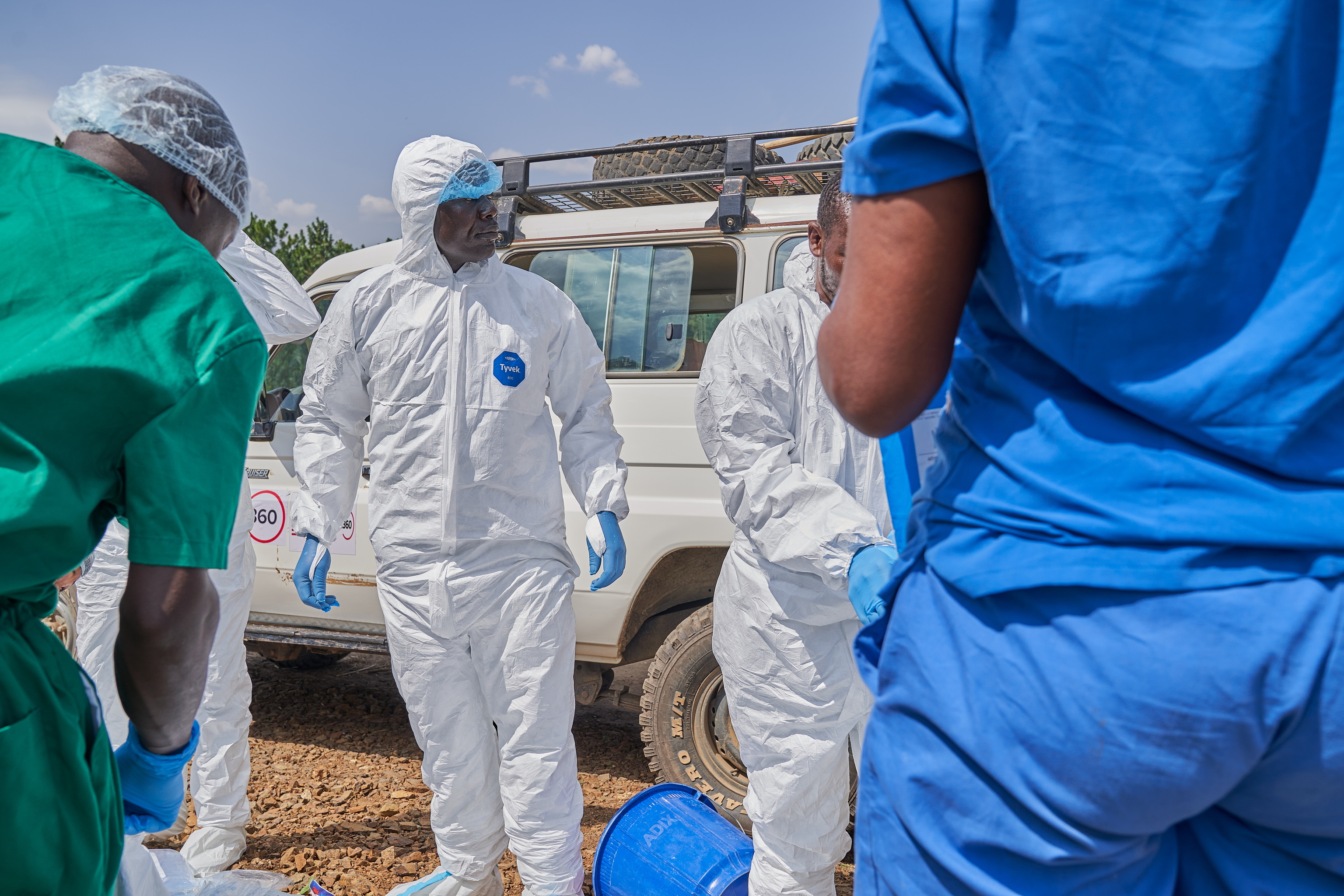 Médicos se preparan para tratar a pacientes con el ébola en Rwampara, RDC.