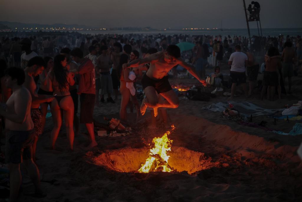 Celebración de la Noche de San Juan en la playa de la Malvarrosa, este martes.