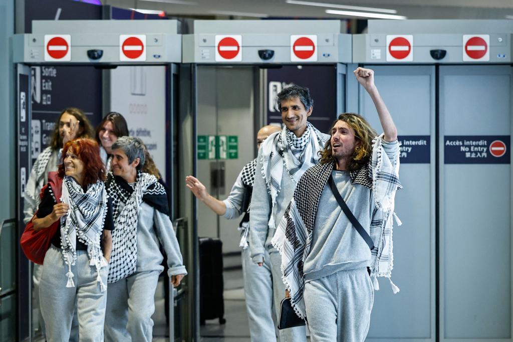 Un grupo de activistas franceses detenidos por Israel, a su llegada al aeropuerto Charles de Gaulle.