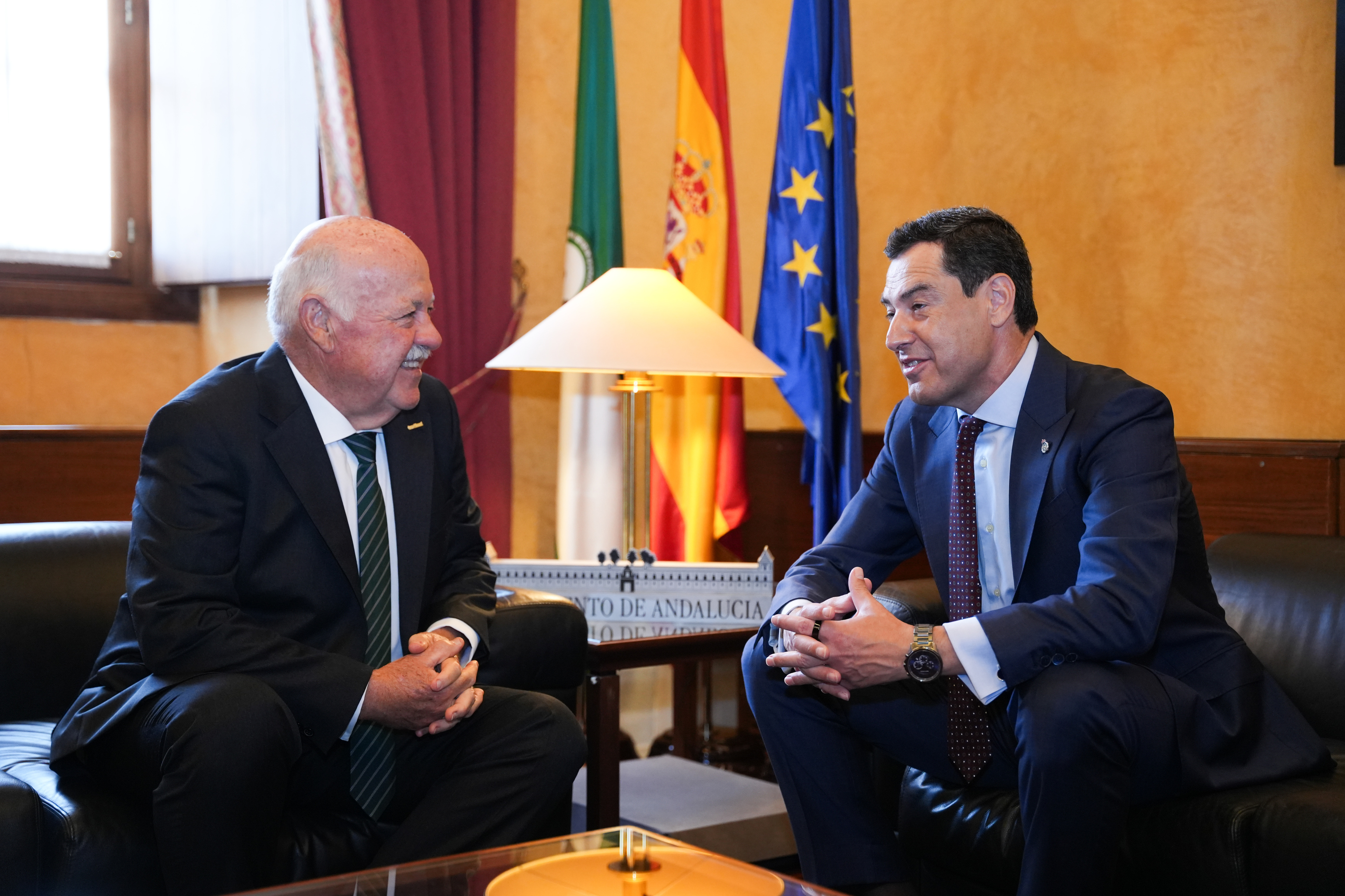 El presidente del Parlamento andaluz, Jesús Aguirre, y Juanma Moreno este martes.