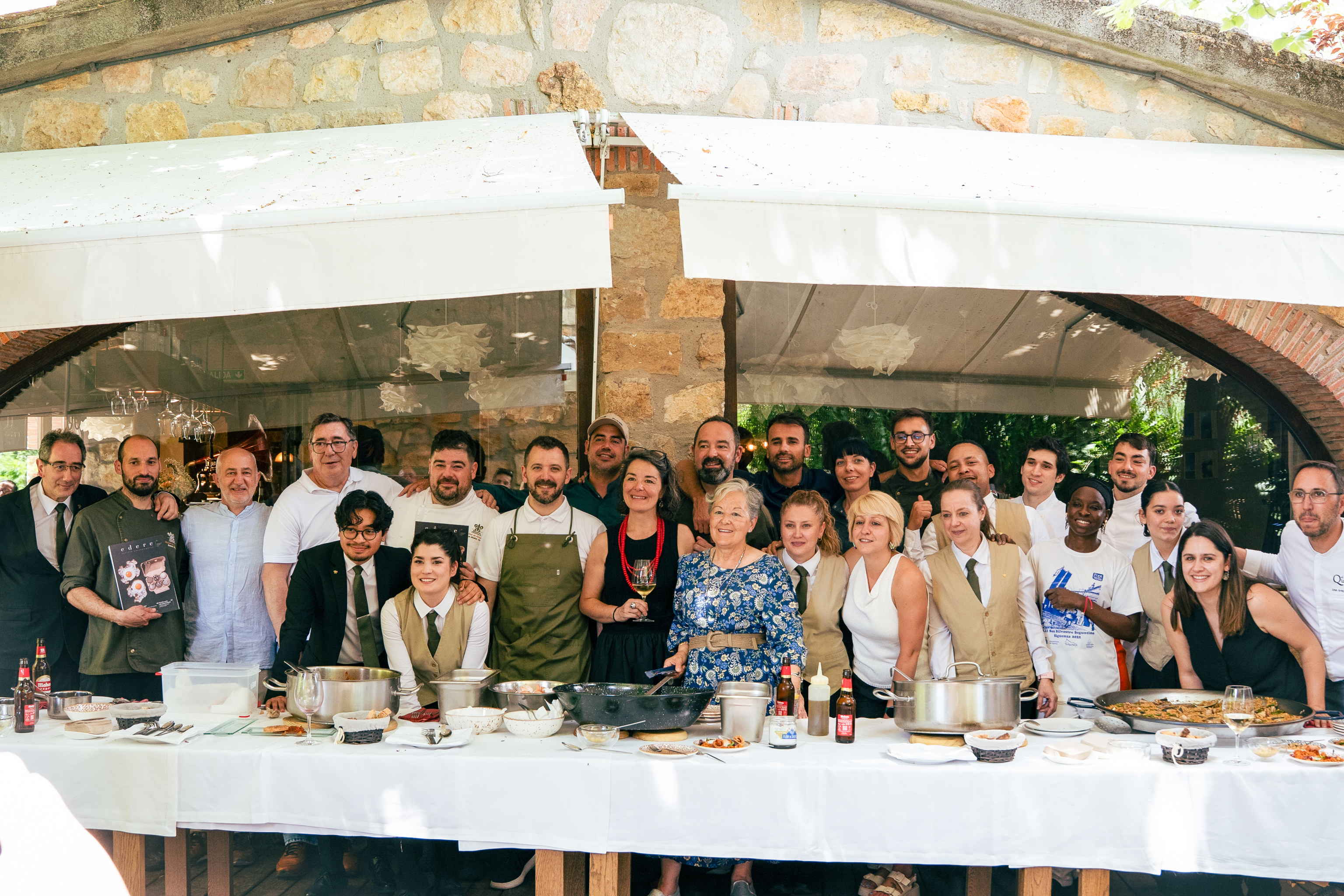 Blanca y Samuel Moreno (en el centro), del Molino de Alcuneza, junto al resto de cocineros y participantes en la jornada del pasado 18 de junio en Alcuneza (Guadalajara).