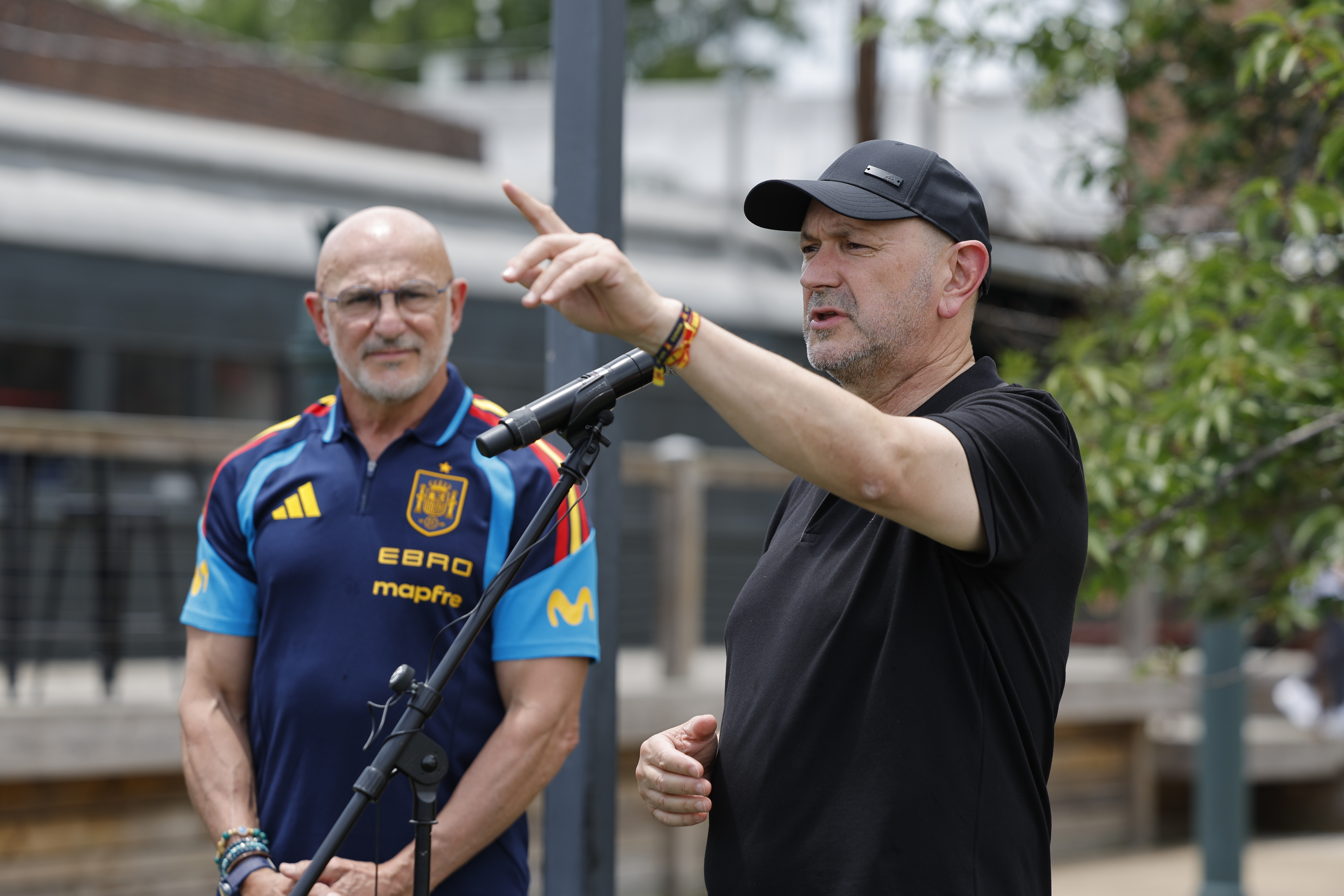 El presidente de la RFEF, Rafael Louzán (d) y el seleccionador español, Luis de la Fuente.