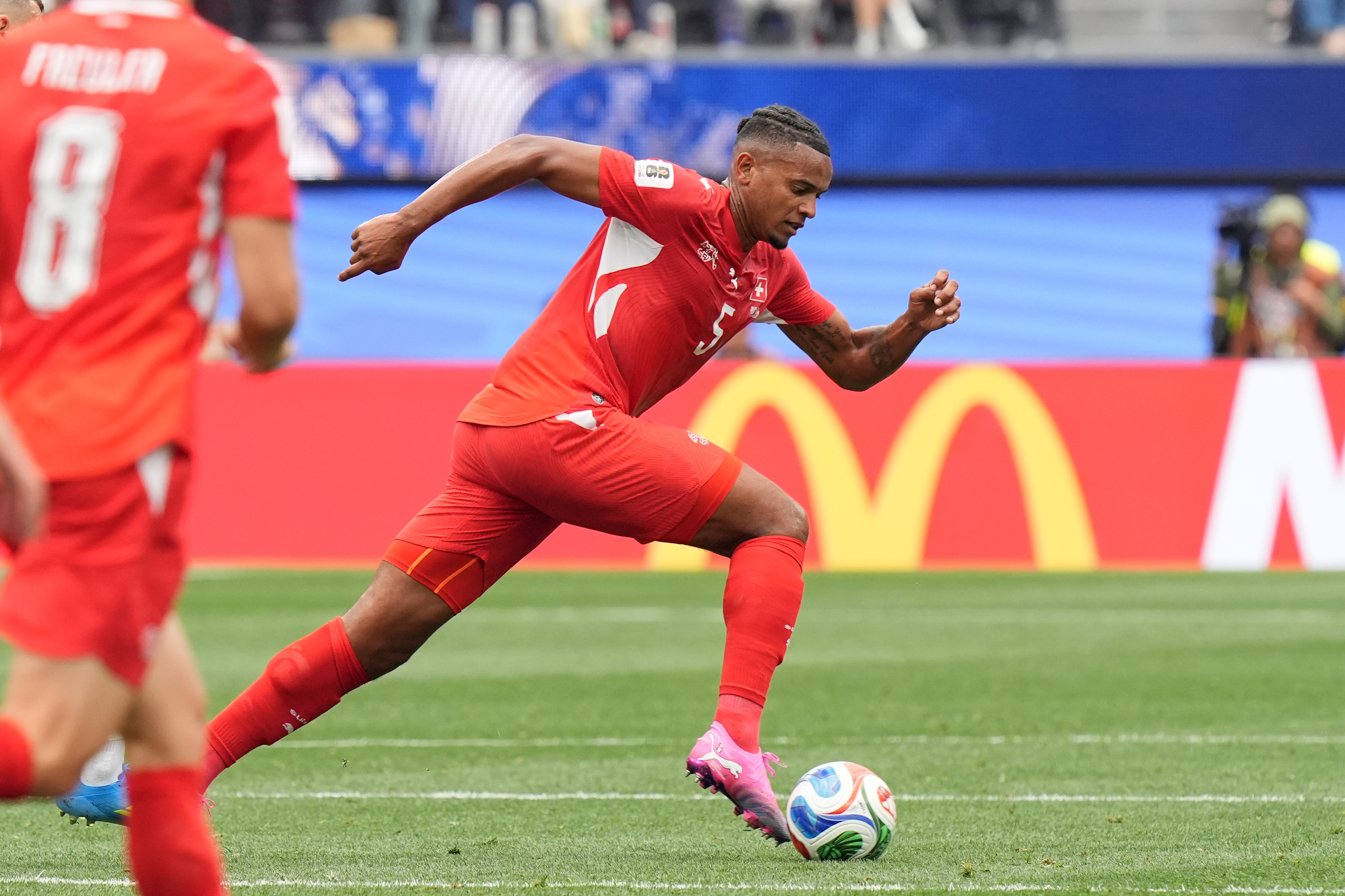 Akanji conduce un balón.