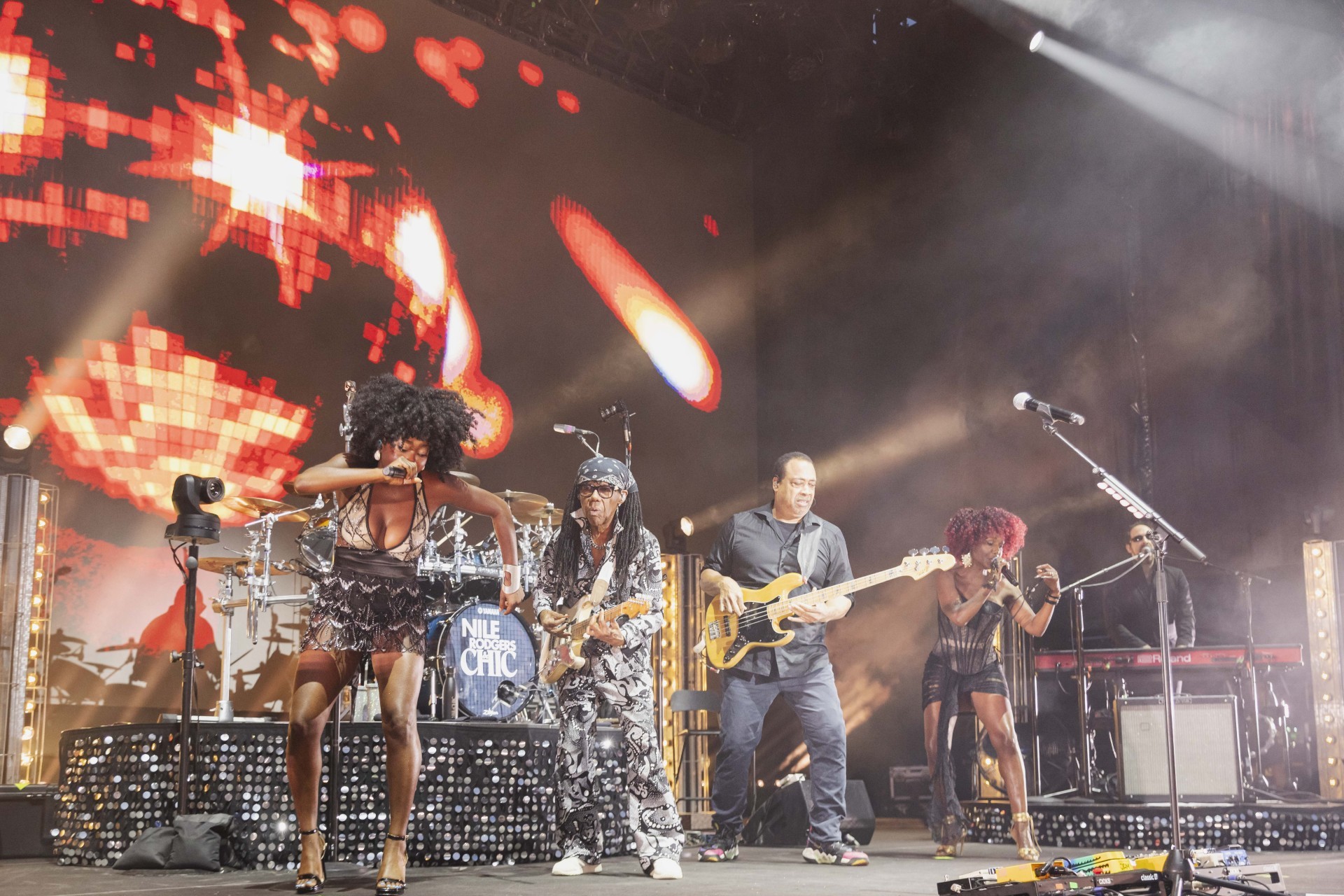 Nile Rodgers, con la guitarra, junto a su grupo, en el Botánico.