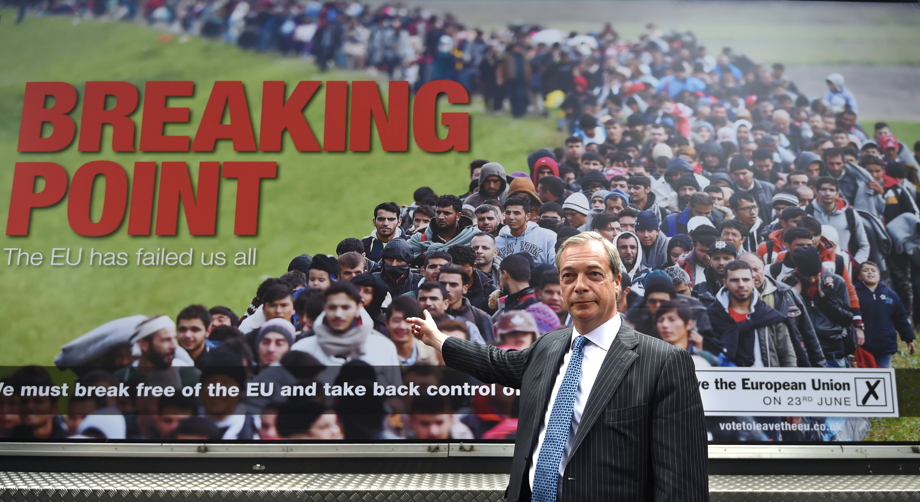 Nigel Farage, ante un cartel pro referéndum del Brexit, en 2016.