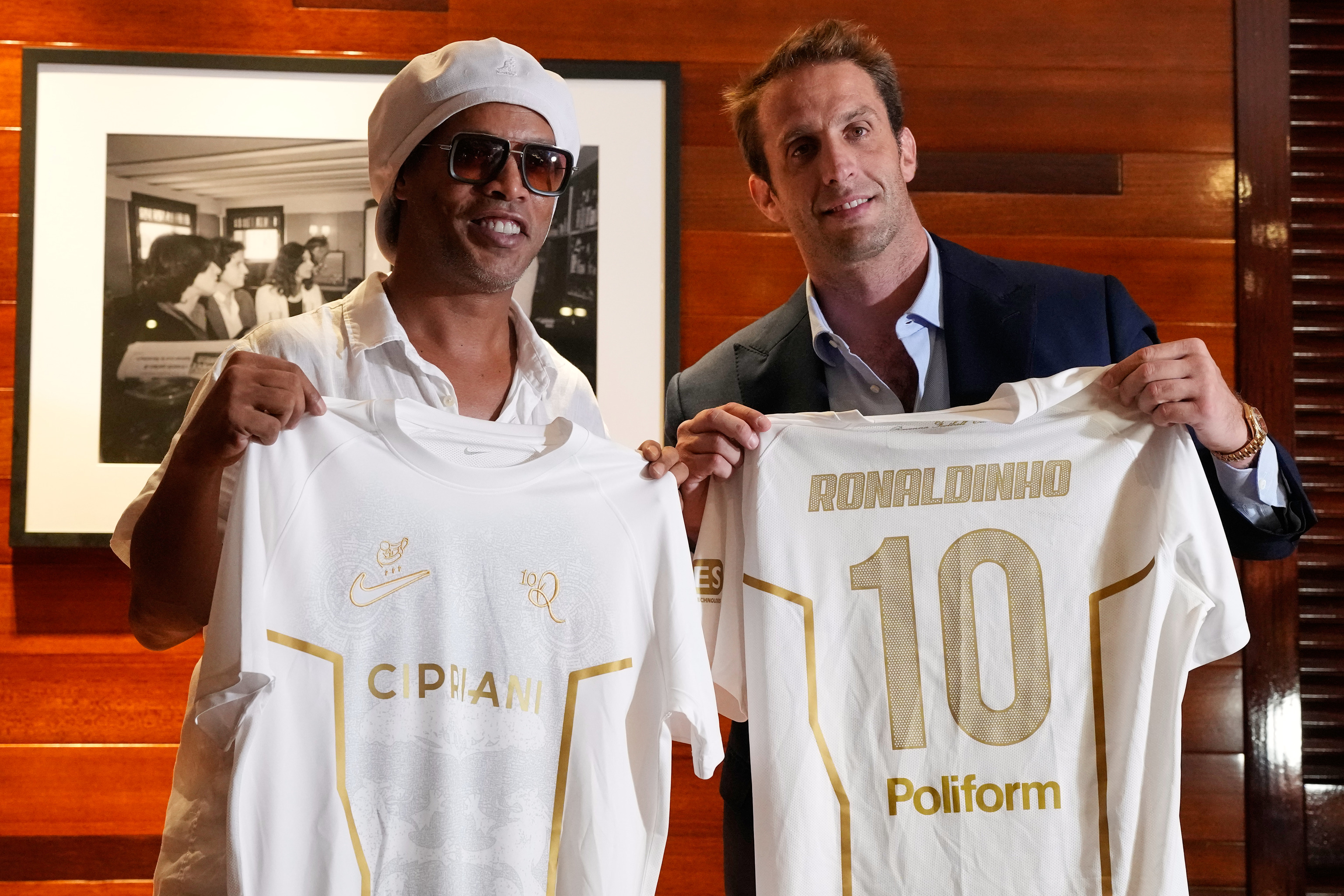 Ronaldinho e Ignazio Cipriani, presidente del Ravenna, en el acto de presentación en Miami