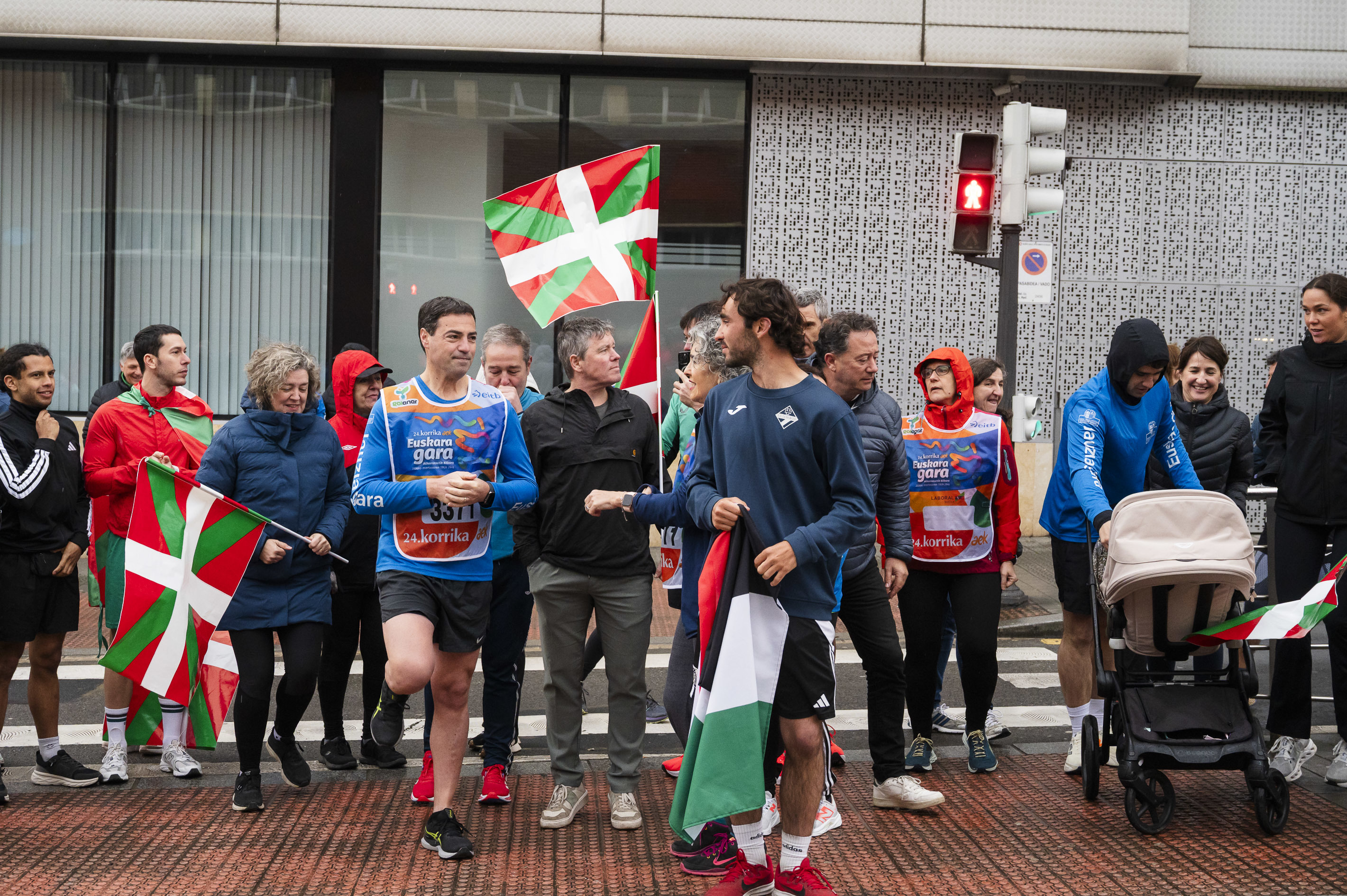 El lehendakari Pradales en la última edición de la Korrika que finalizó en Bilbao con una declaración leída por jóvenes de la izquierda 'abertzale'.