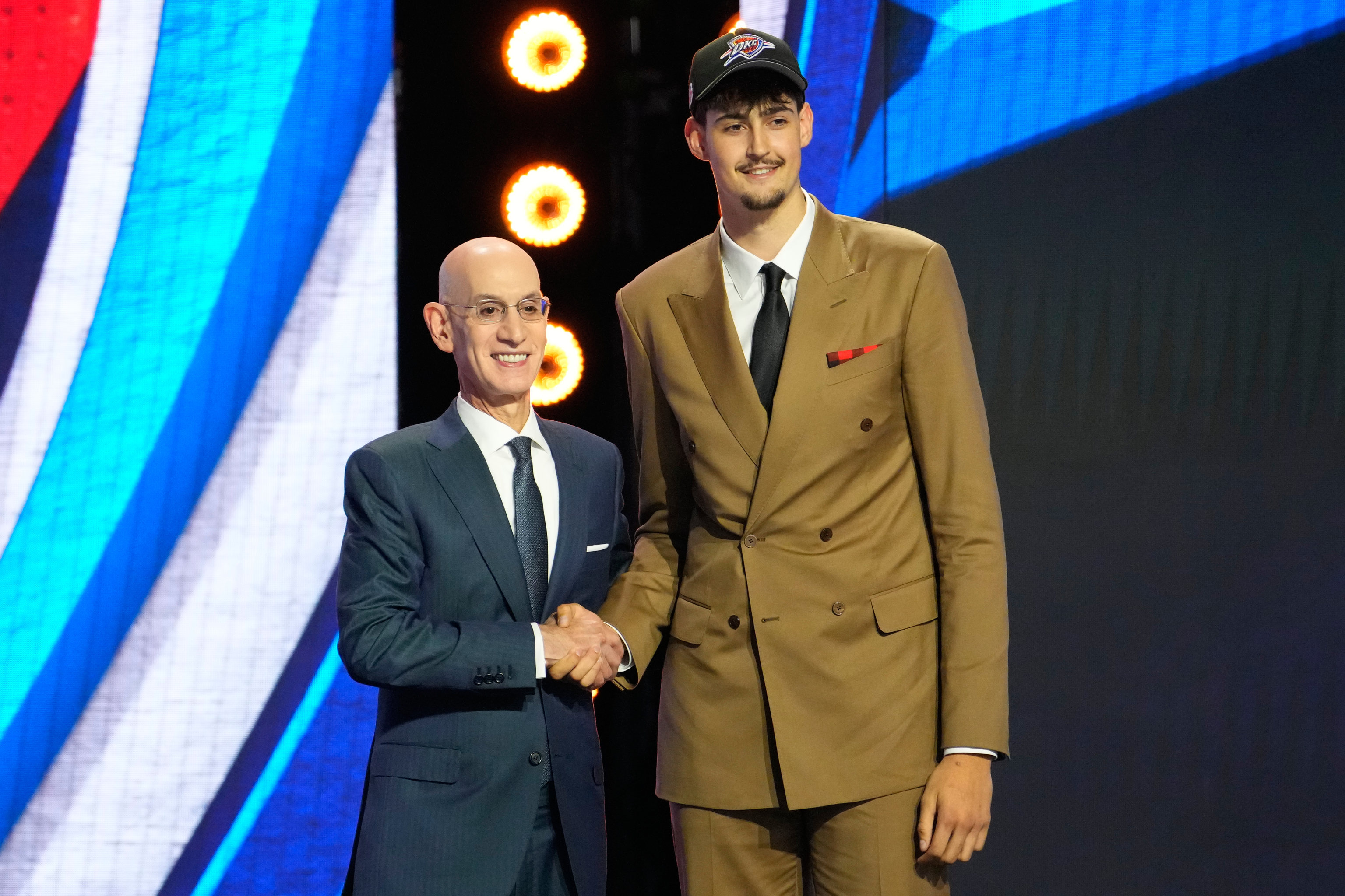 Aday Mara, junto a Adam Silver, en Brooklyn.