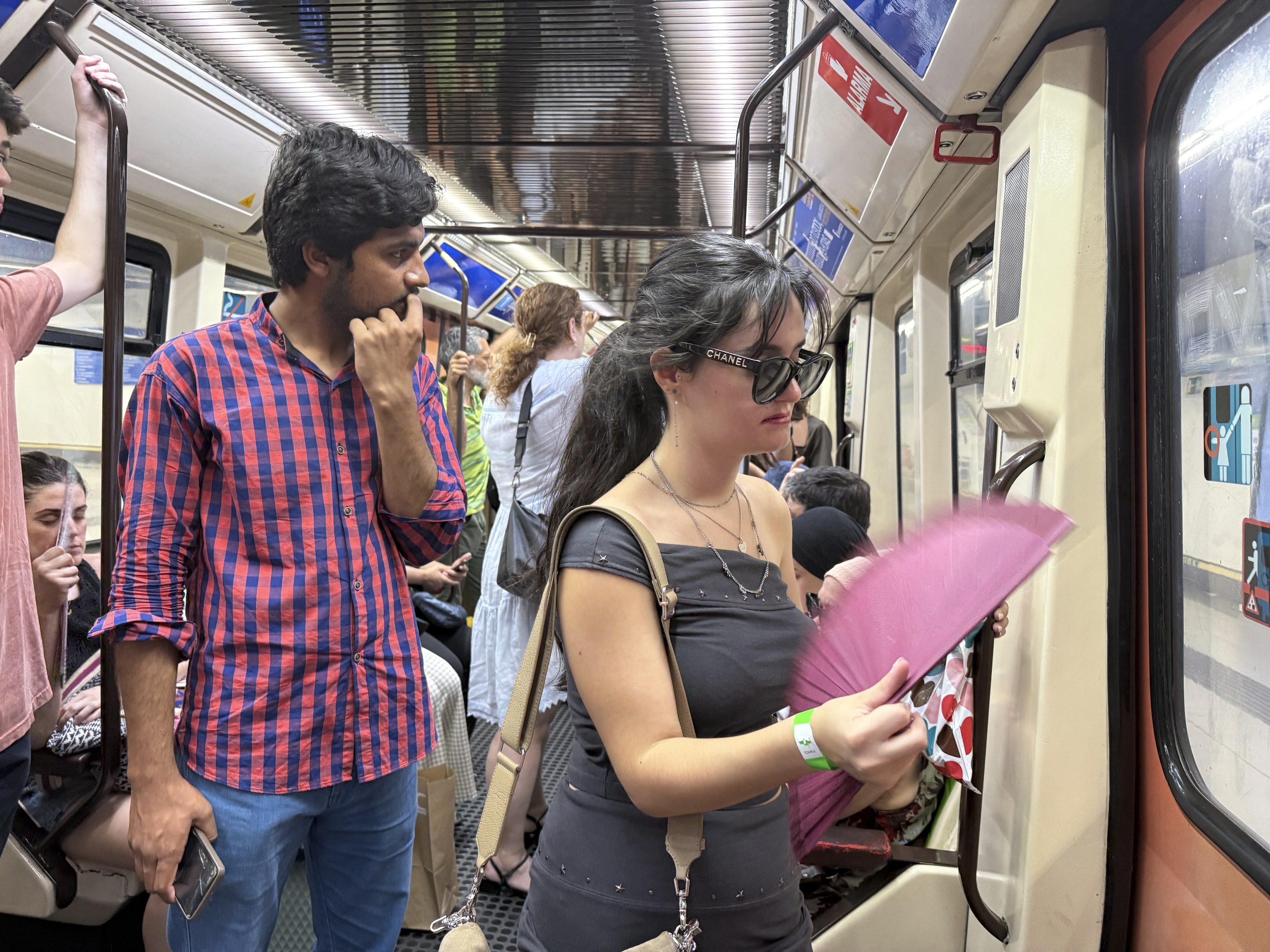 Uno de los vagones sin aire acondicionado, ayer, en la Línea 1 del Metro de Madrid.