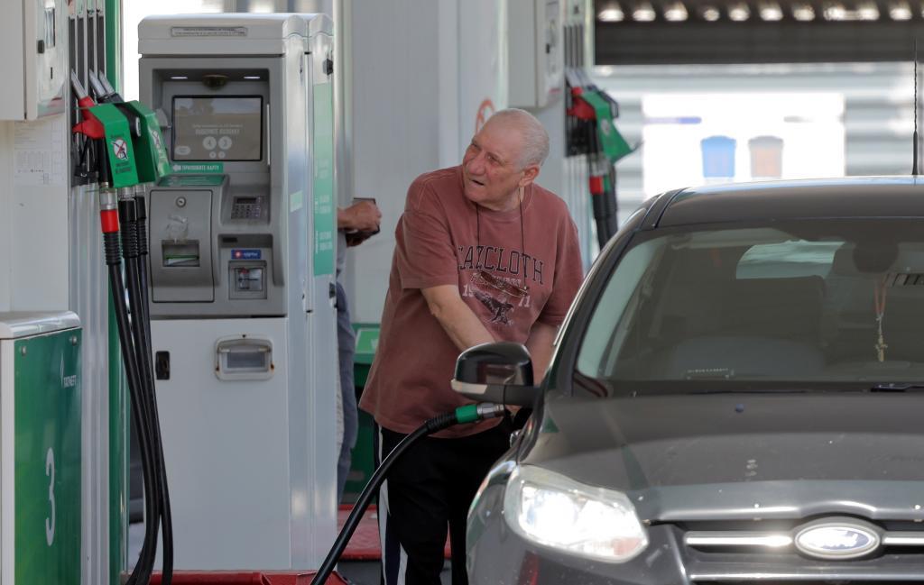 Un hombre pone combustible en Moscú.