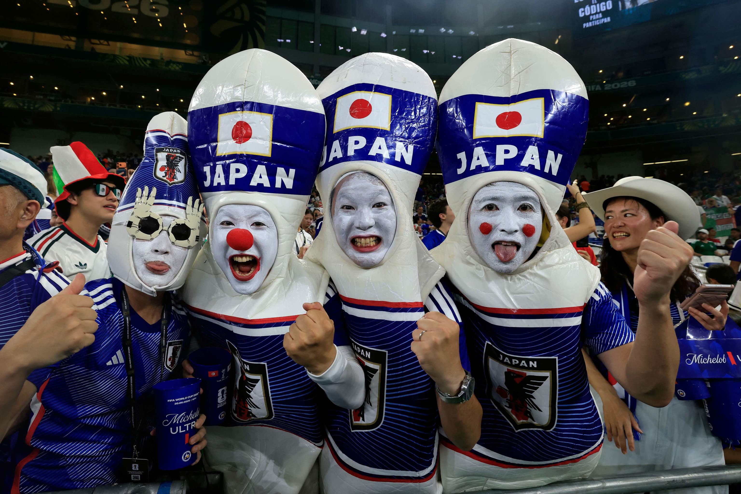 Aficionados nipones, durante el Túnez - Japón, en Monterrey.