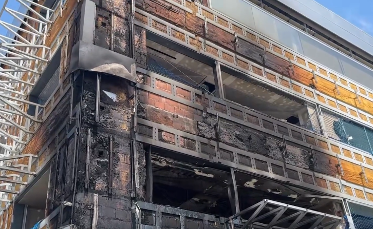 La fachada del edificio afectado por el fuego.