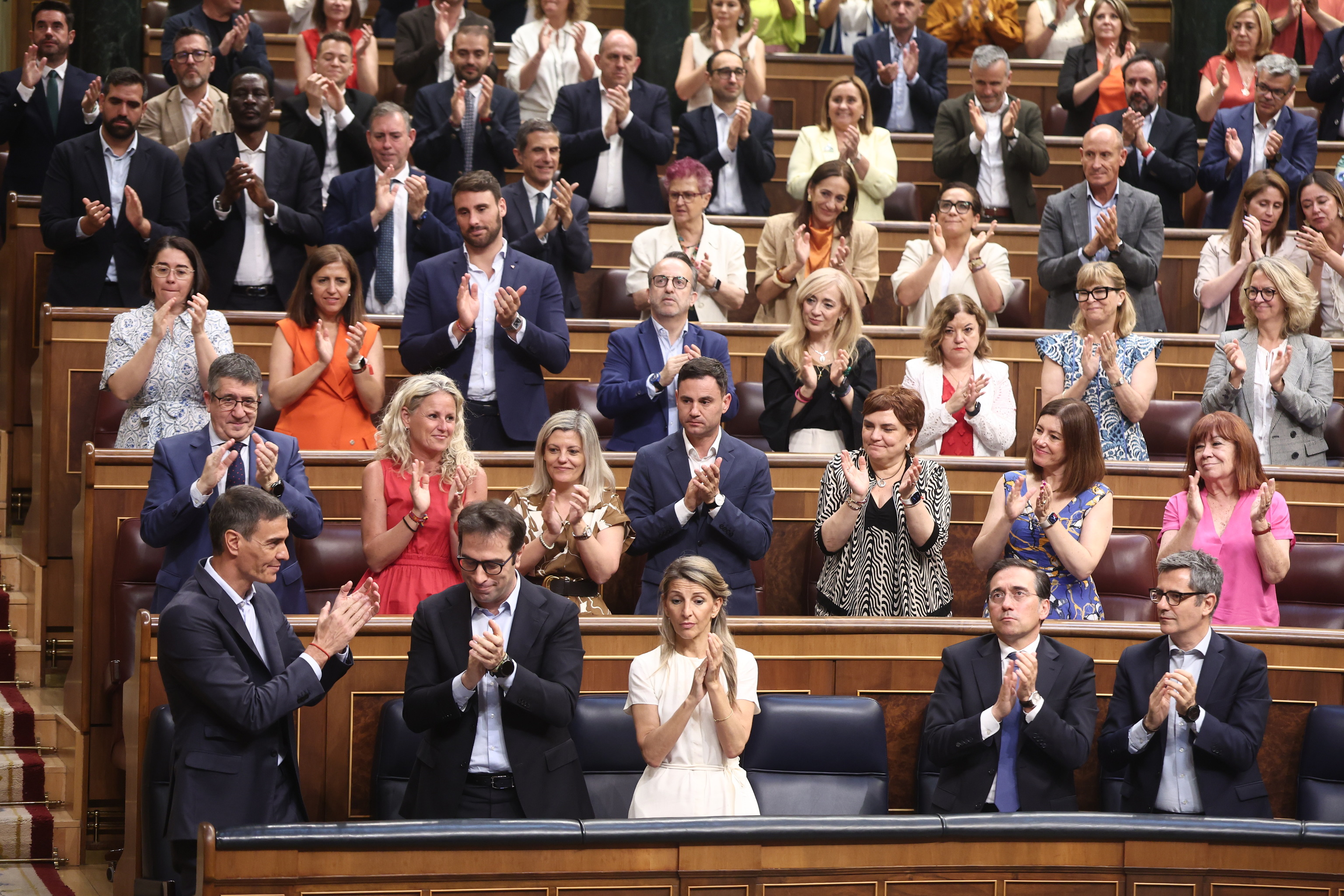 Pedro Sánchez recibe el aplauso de la bancada socialista en el Congreso.
