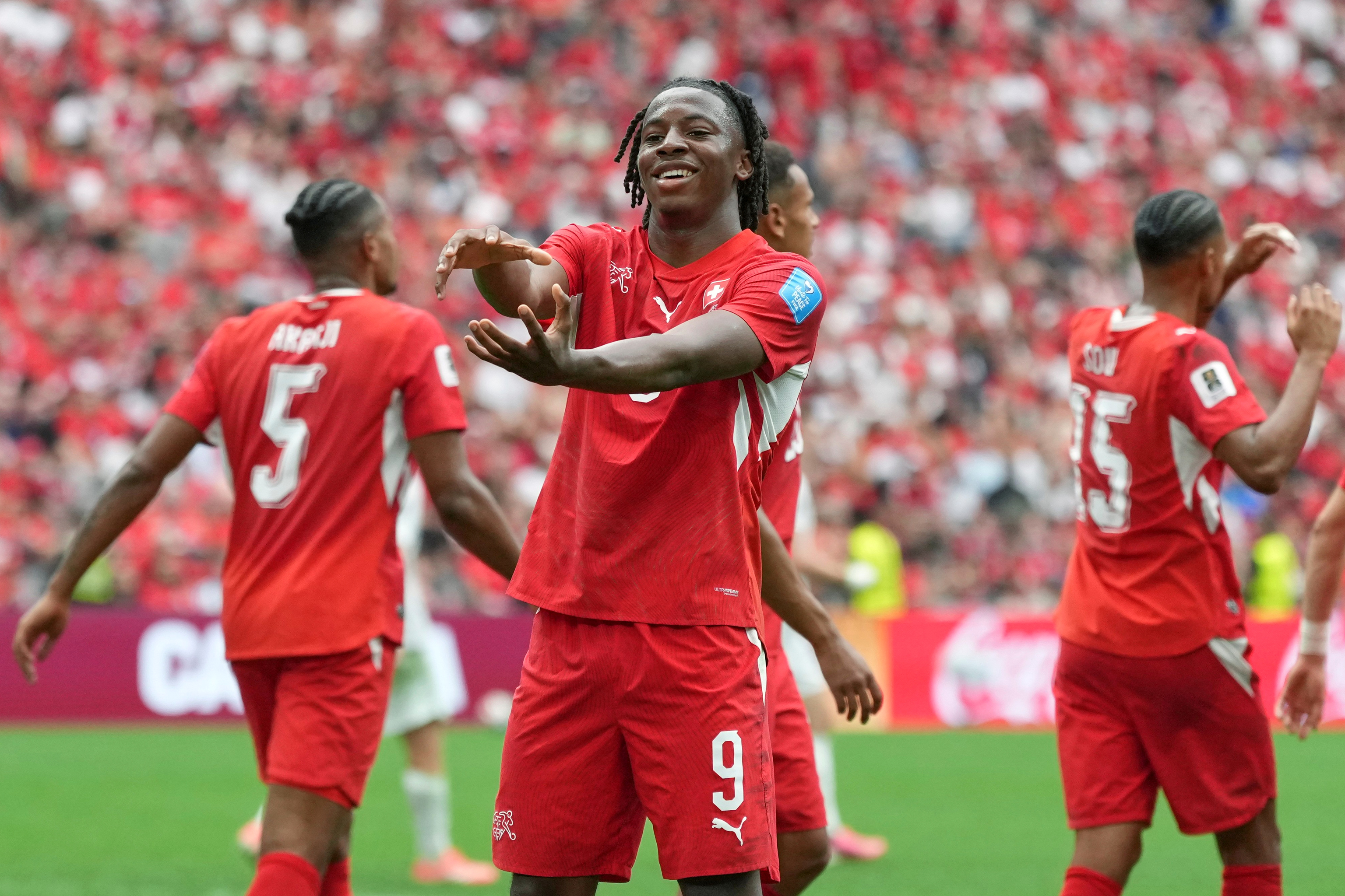Manzambi celebra su gol.