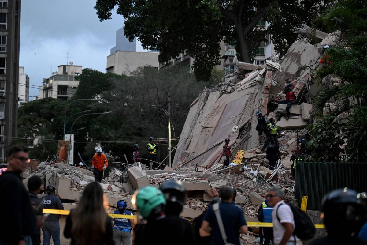 Los equipos de rescate buscan víctimas en un edificio derrumbado tras un terremoto en Caracas