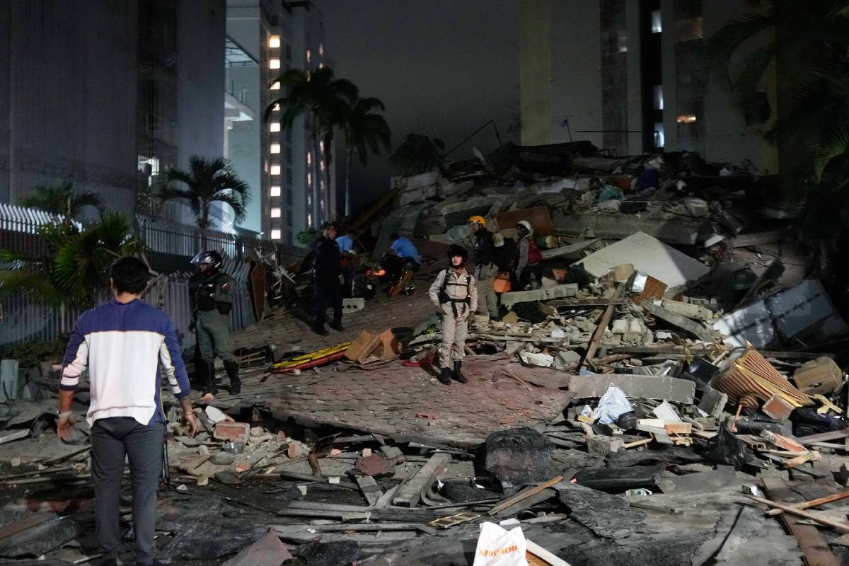 Varias personas caminan entre los escombros tras un terremoto en Caracas, Venezuela
