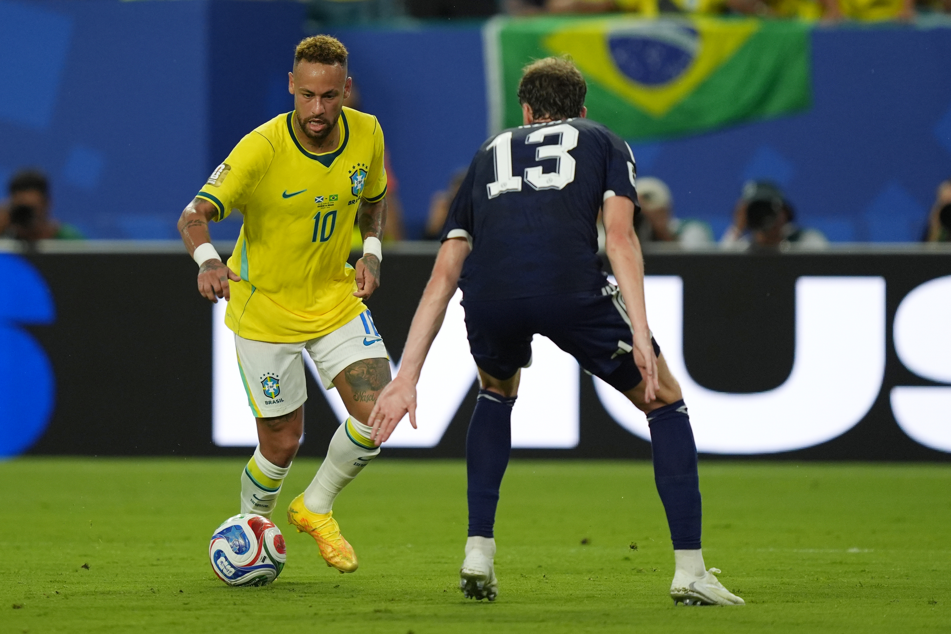 Neymar encara al central Hendry en un momento del duelo ante Escocia.