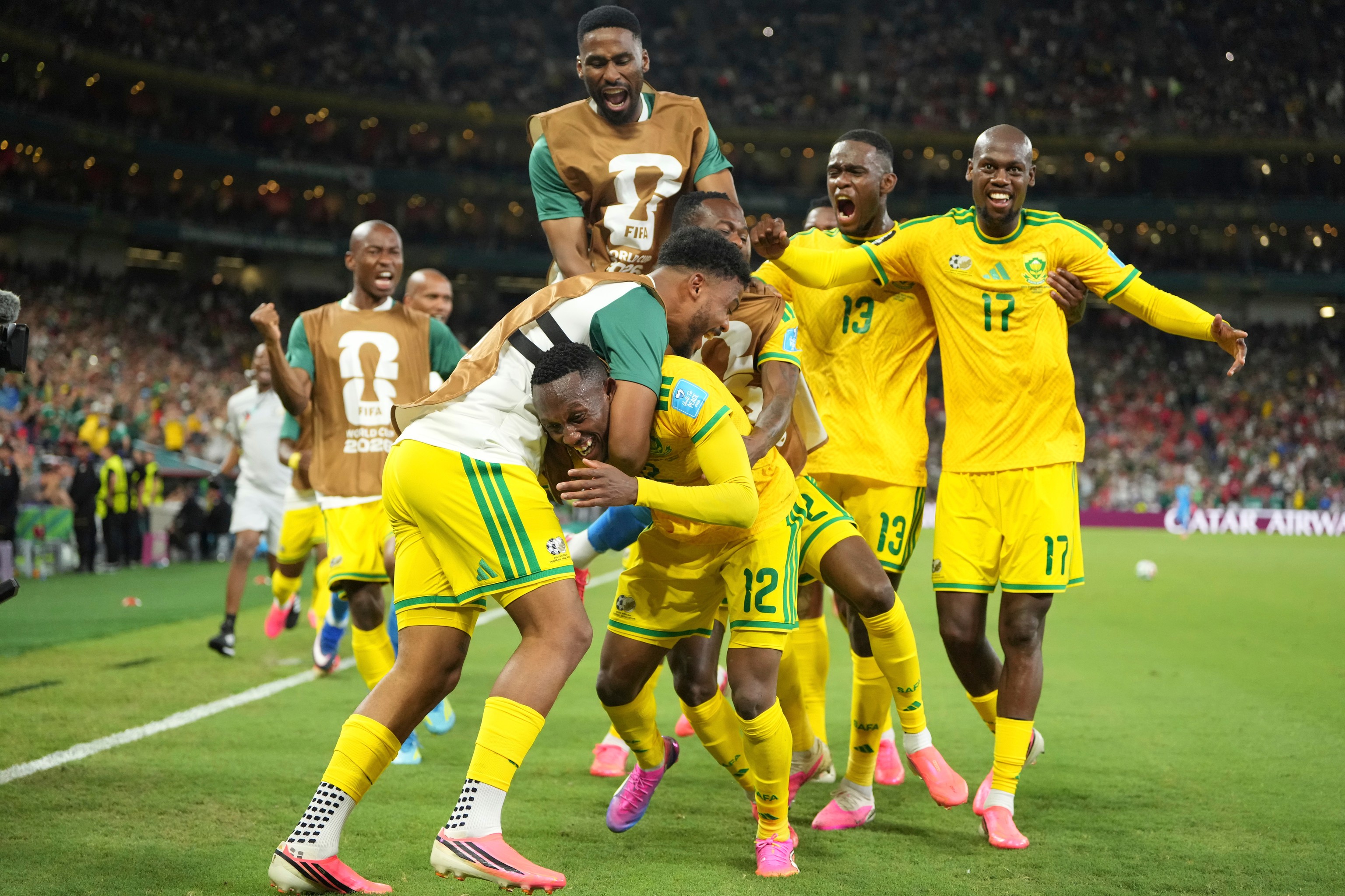 Los jugadores de sudáfrica se abrazan a Thapelo Maseko tras marcar el 1-0 que da el pase a los Bafana Bafana.