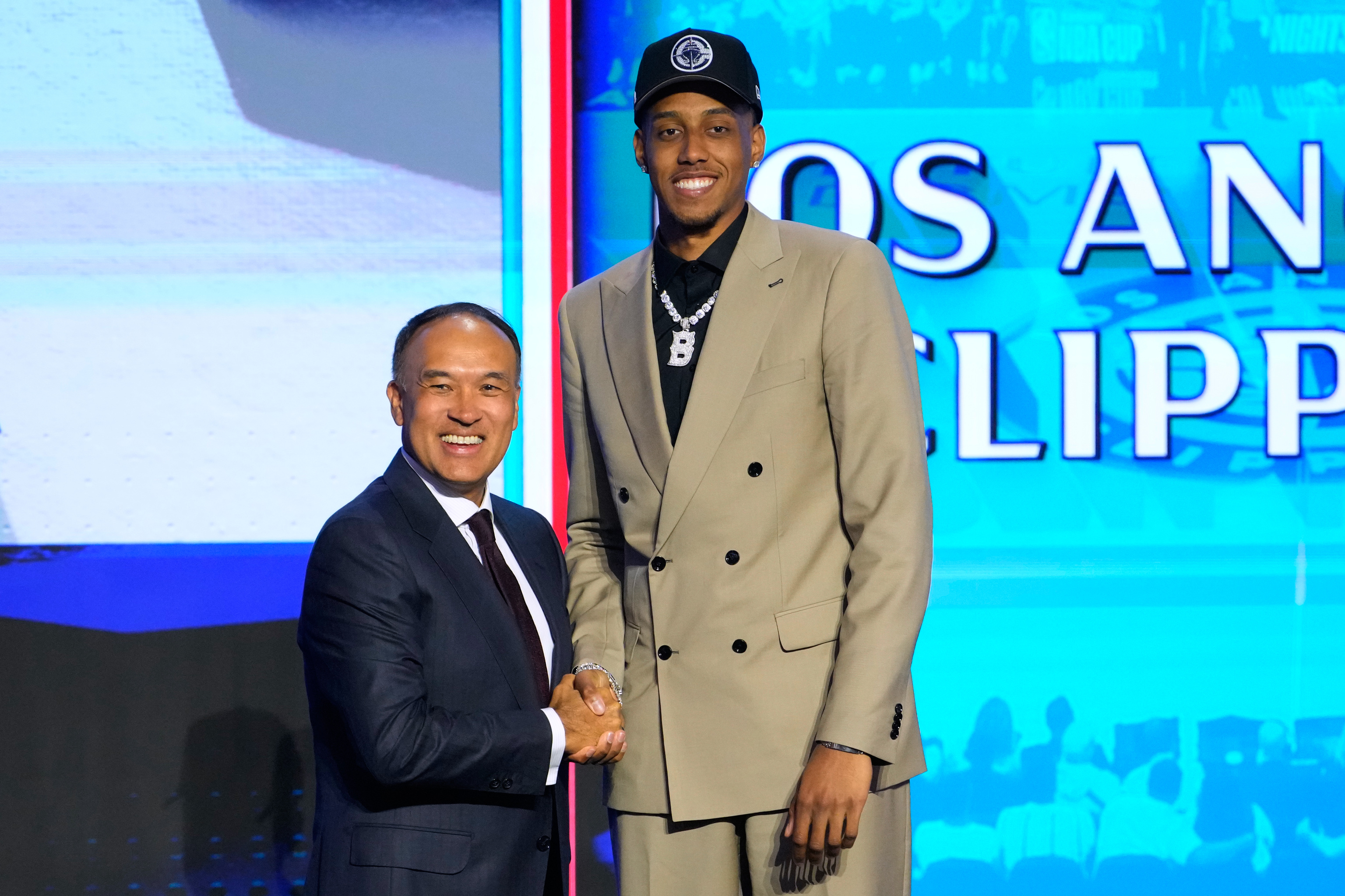 Baba Miller, junto al comisionado de la NBA Mark Tatum.