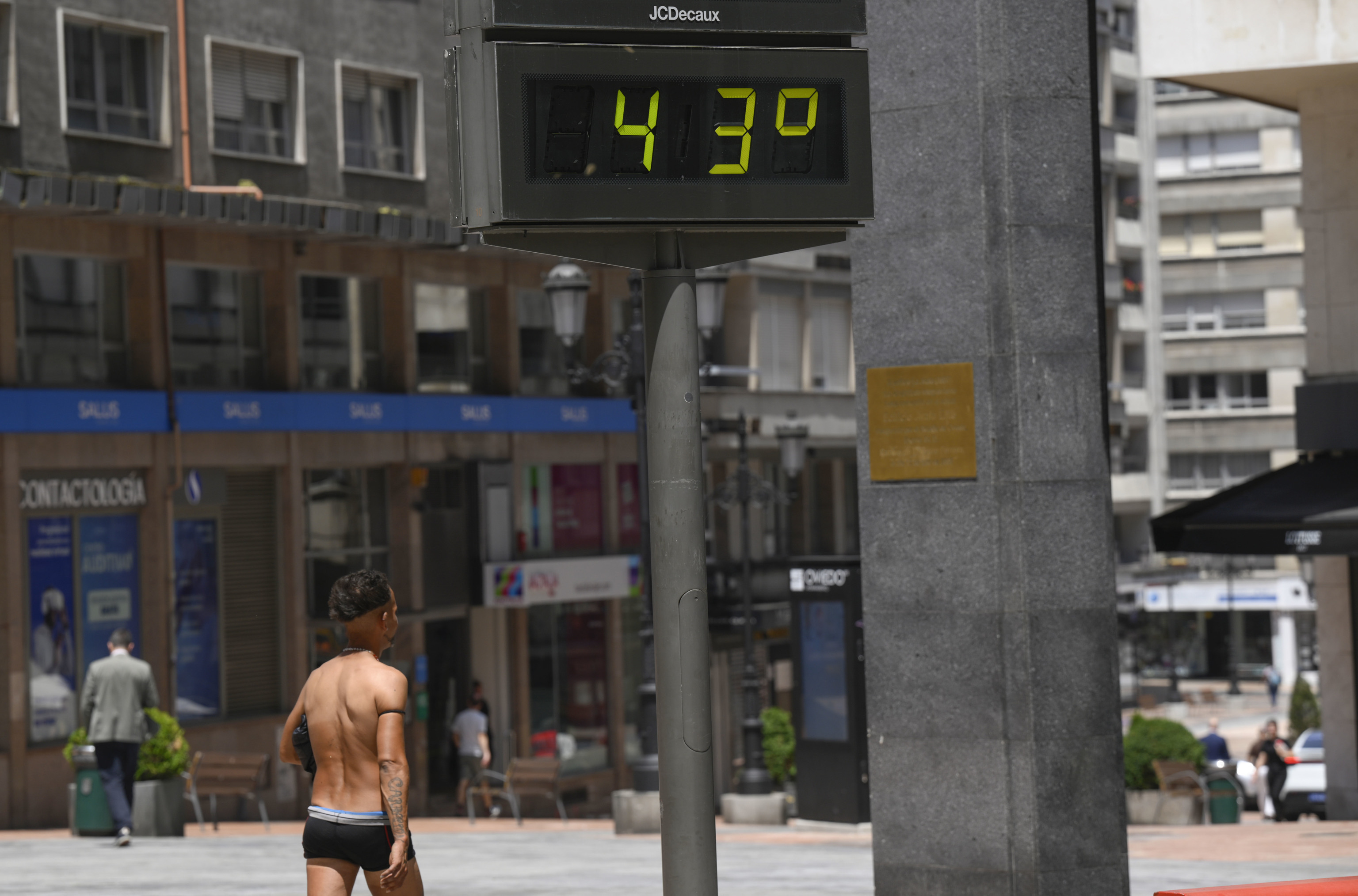 Un hombre semidesnudo pasea por el centro de Oviedo con temperaturas por encima de los 40 grados.
