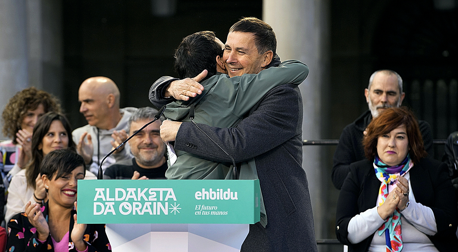 El líder de EH Bildu Arnaldo Otegi abraza al portavoz parlamentario Pello Otxandiano en un acto de la izquierda abertzale en Vitoria.