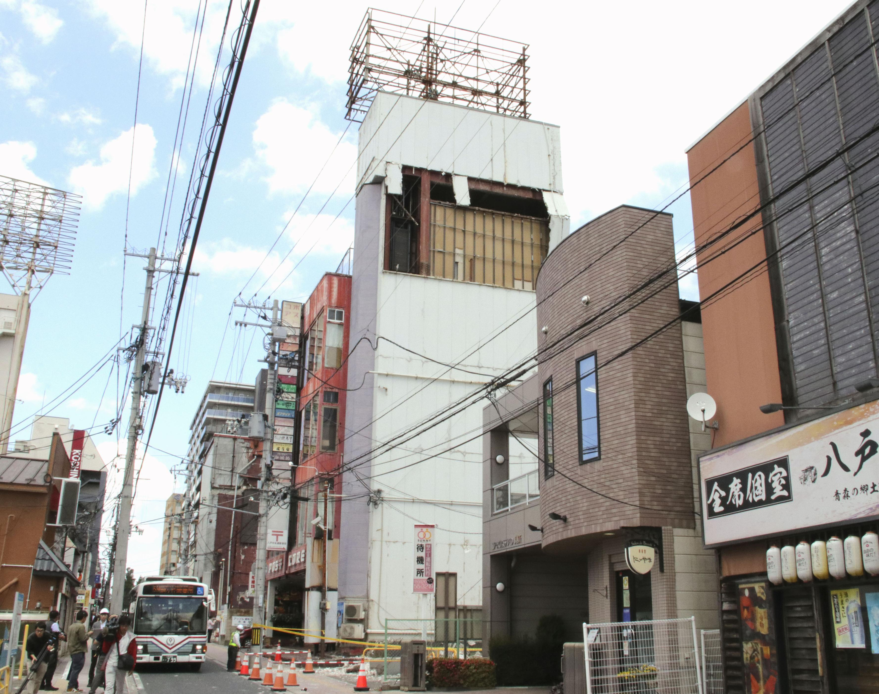 La pared de un edificio, con daños parciales tras un sismo en Hachinohe, en la prefectura de Aomori, en el norte de Japón, este 25 de junio.