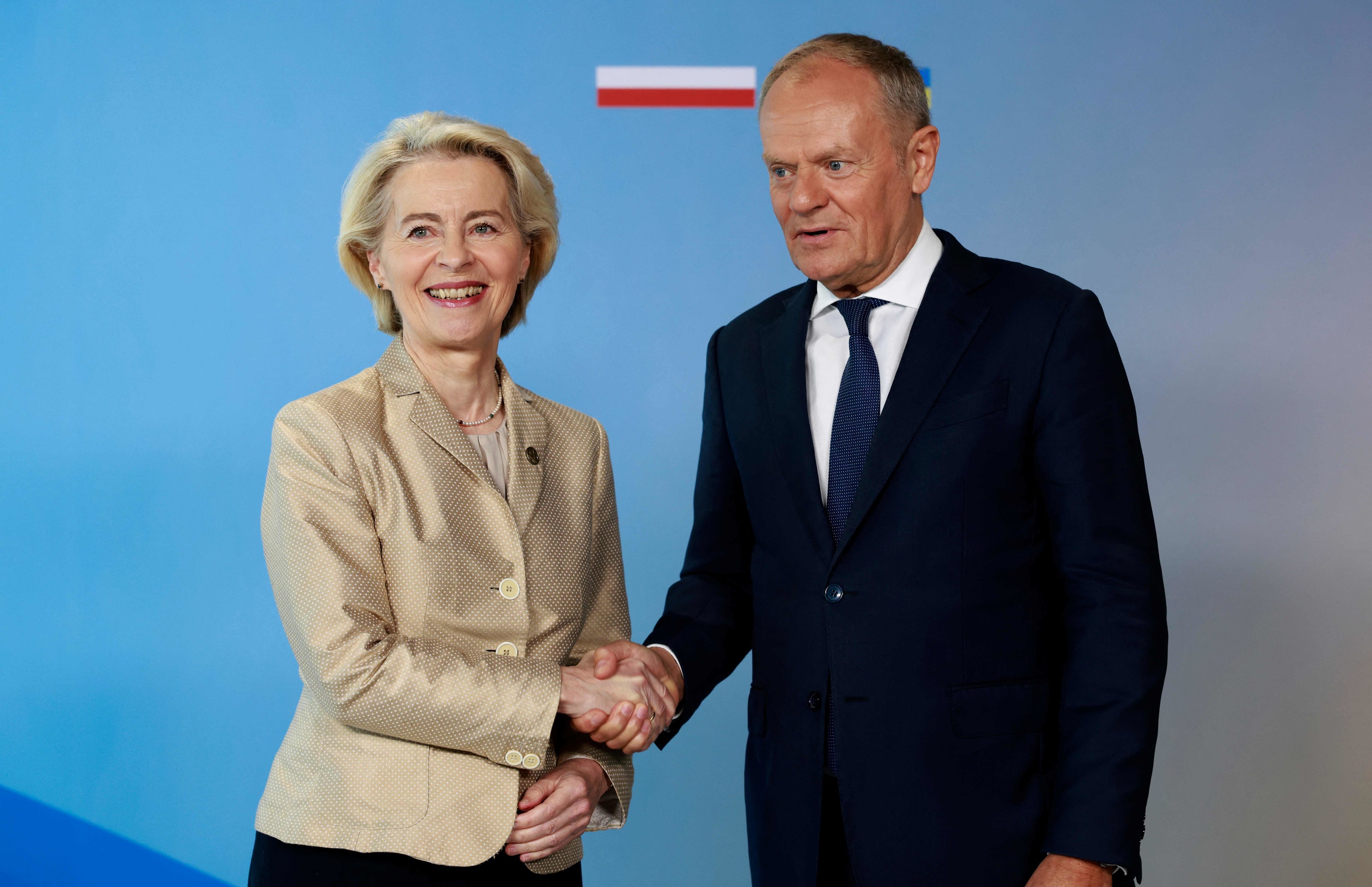 El primer ministro polaco, Donald Tusk, saluda a la presidenta de la Comisión Europea, Ursula von der Leyen, a su llegada para asistir a la Conferencia para la Recuperación de Ucrania en Gdansk.