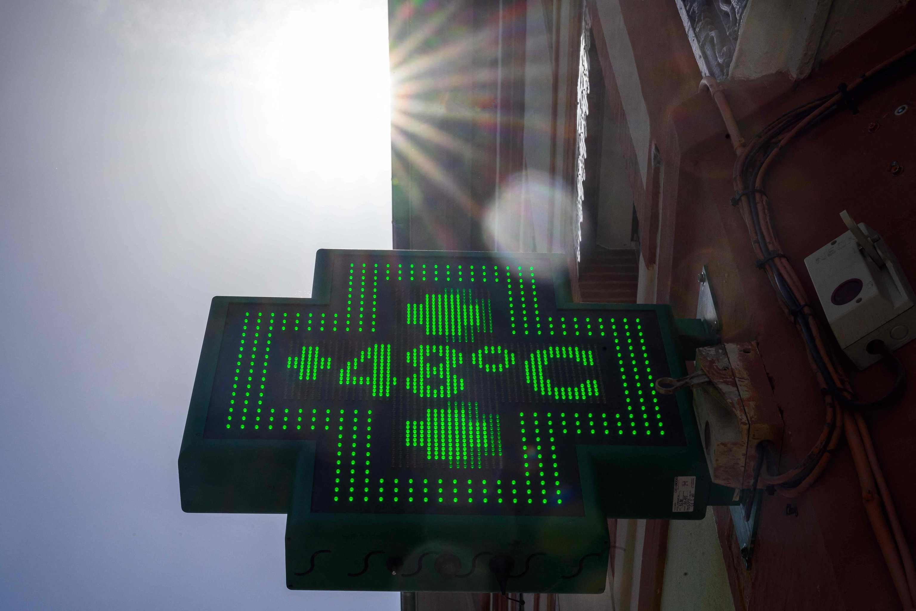 Termómetro de una farmacia en Toulouse, Francia, durante la ola de calor.