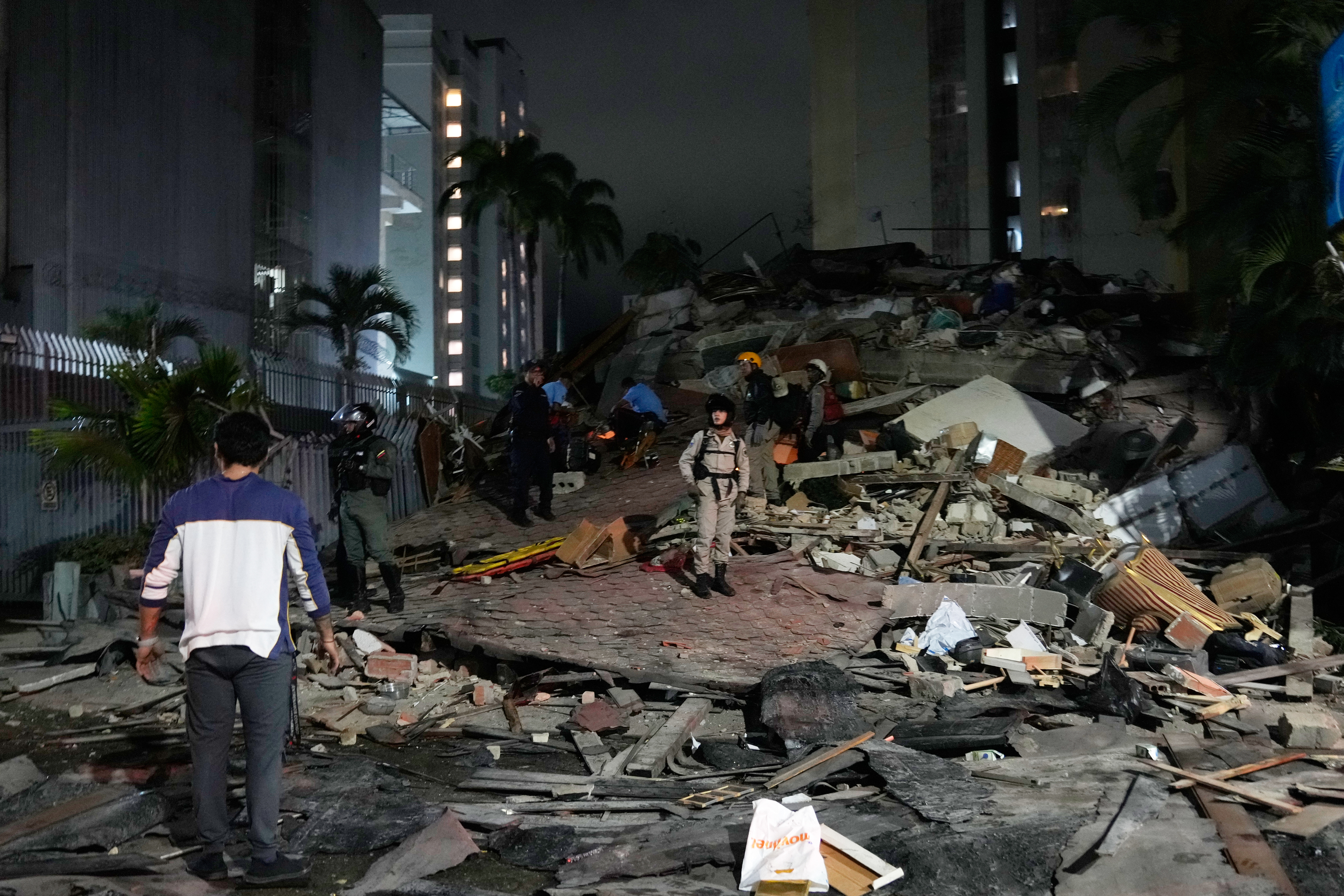 Personas caminan entre los escombros tras el terremoto en Venezuela