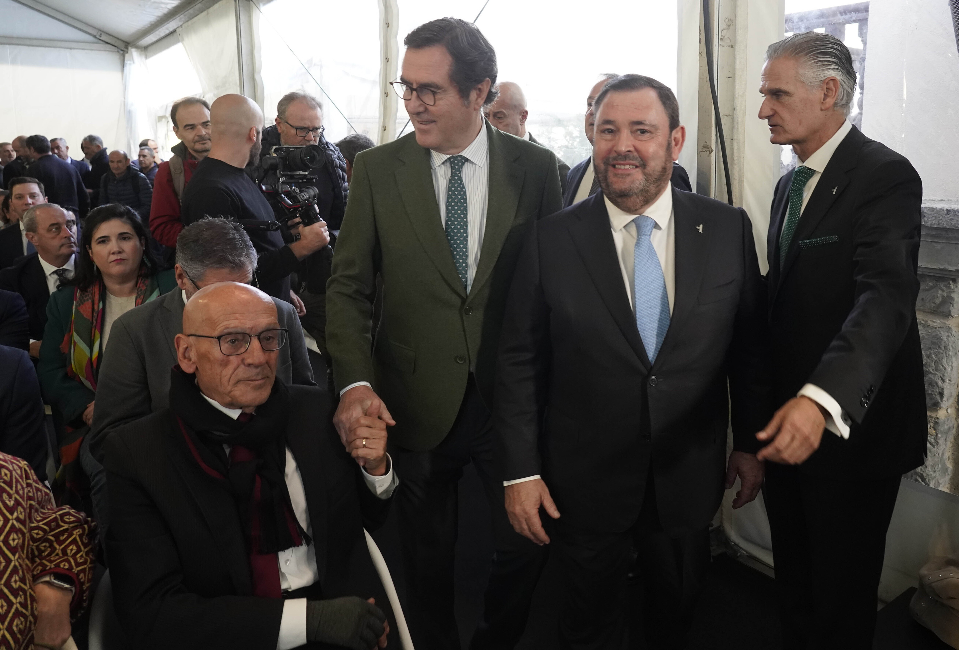 Antonio Garamendi saluda al presidente de la Cámara de Comercio Gregorio Rojo mientras acompaña al presidente de SEA Juan Antonio Sánchez Corchero en un acto de la patronal alavesa.