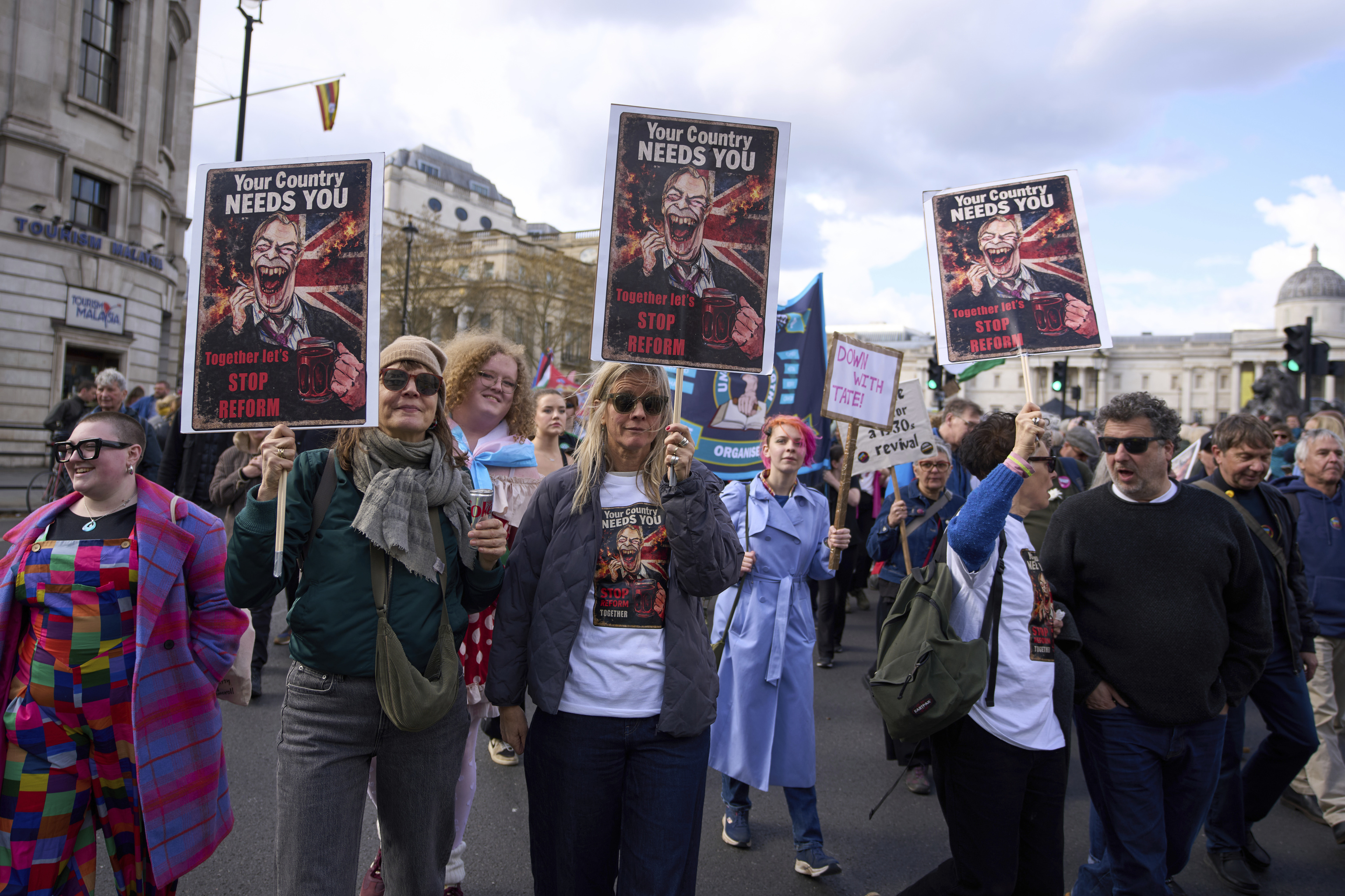 Manifestación en Trafalgar Square contra las políticas del partido de Nigel Farage Reform Uk, favorito en las encuestas.
