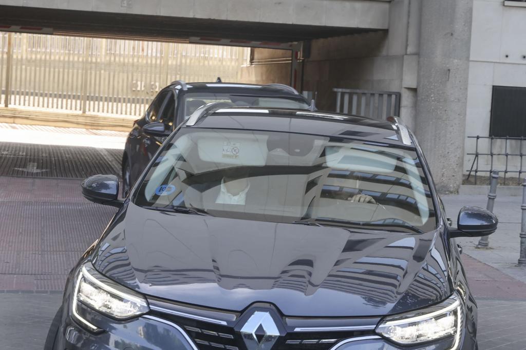 Begoña Gómez abandona en un coche los juzgados de Plaza de Castilla tras entregar su pasaporte.