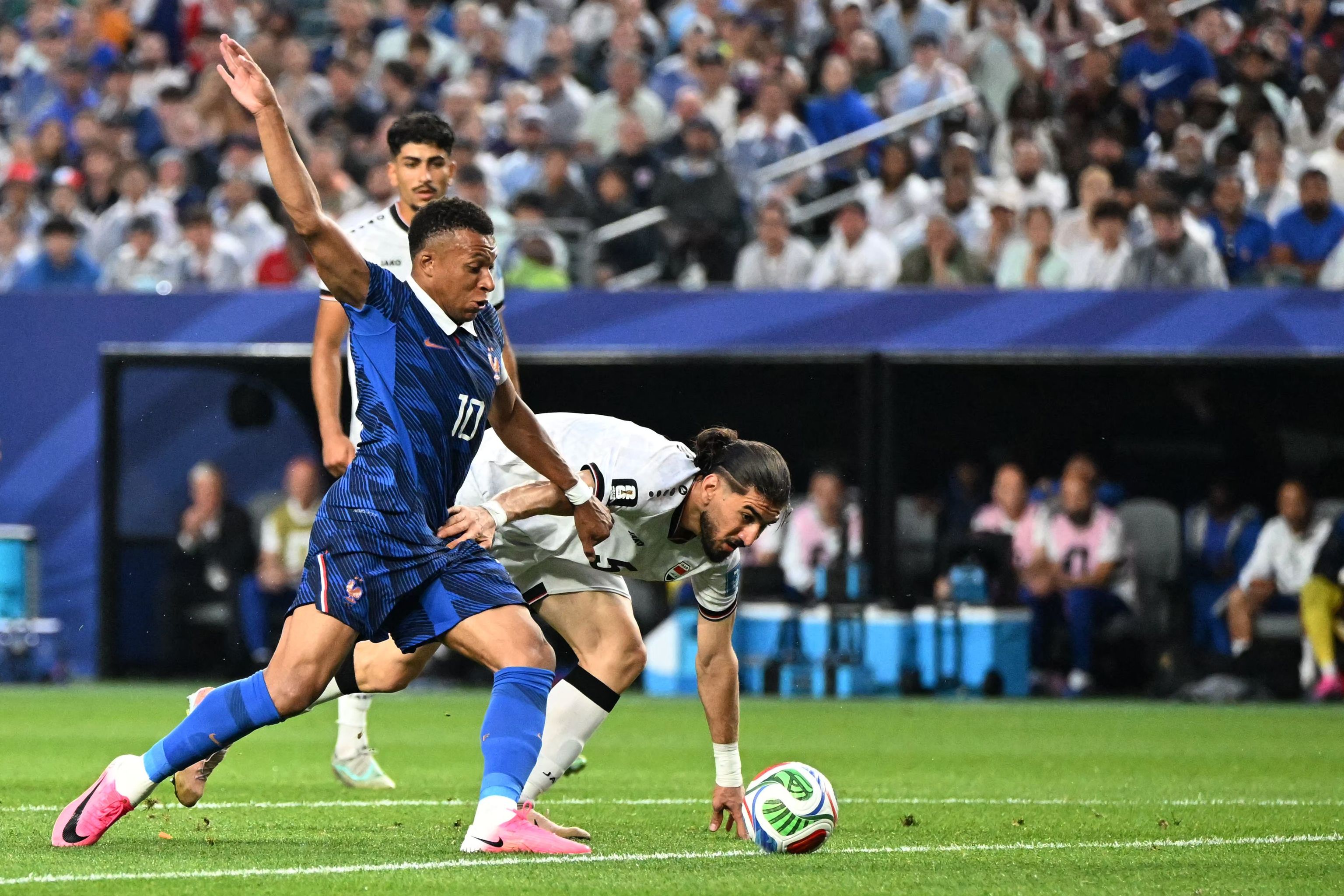 El francés Kylian Mbappé, durante el partido contra Irak.