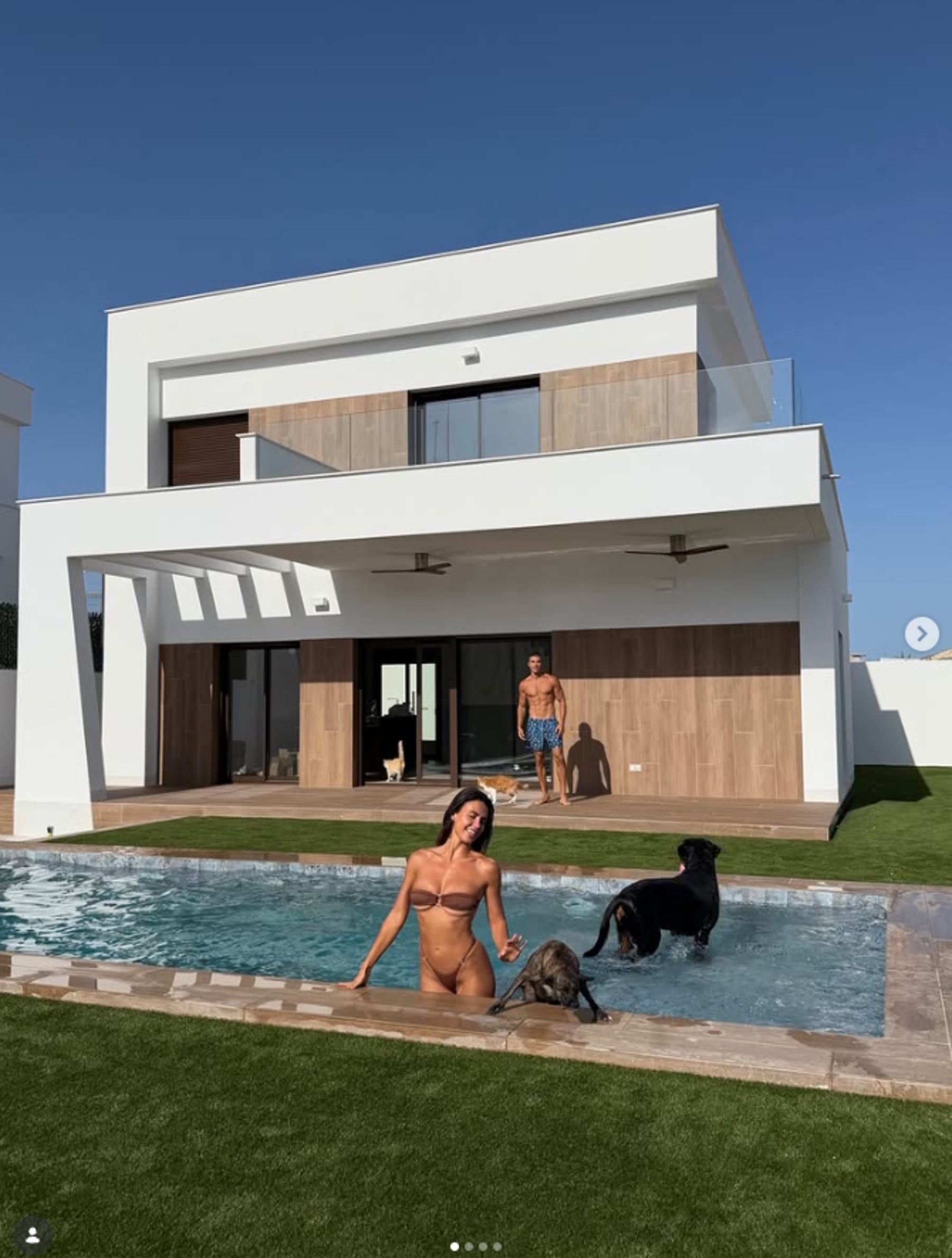 Sofía Suescun, Kiko Jiménez y sus perros, en la piscina de su nuevo chalé.