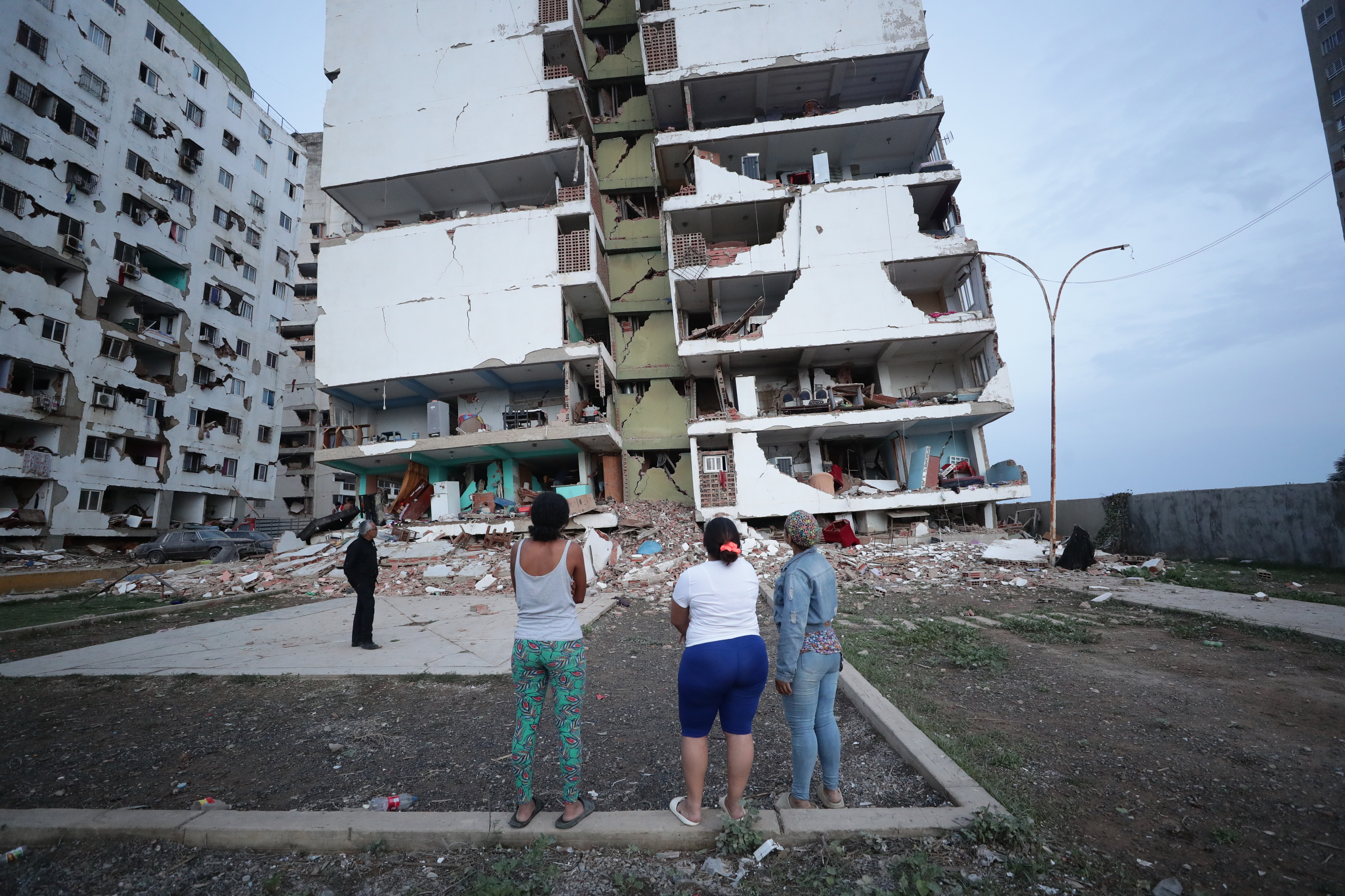 Residentes observan varios bloques de viviendas dañados en la localidad de Catia La Mar, en el estado costero de La Guaira (Venezuela).