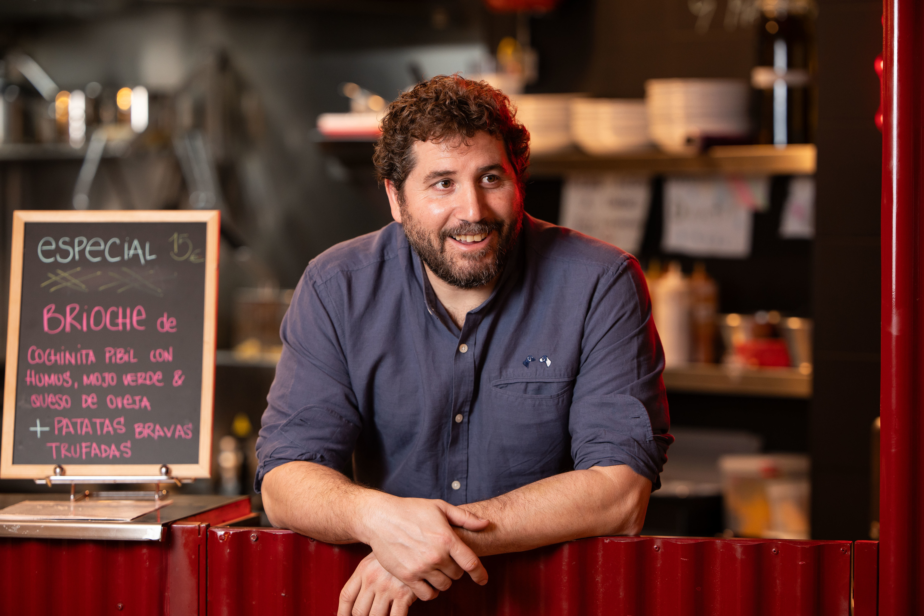 Raúl Harillo en Dratar, su puesto en el Mercado de San Leopoldo.