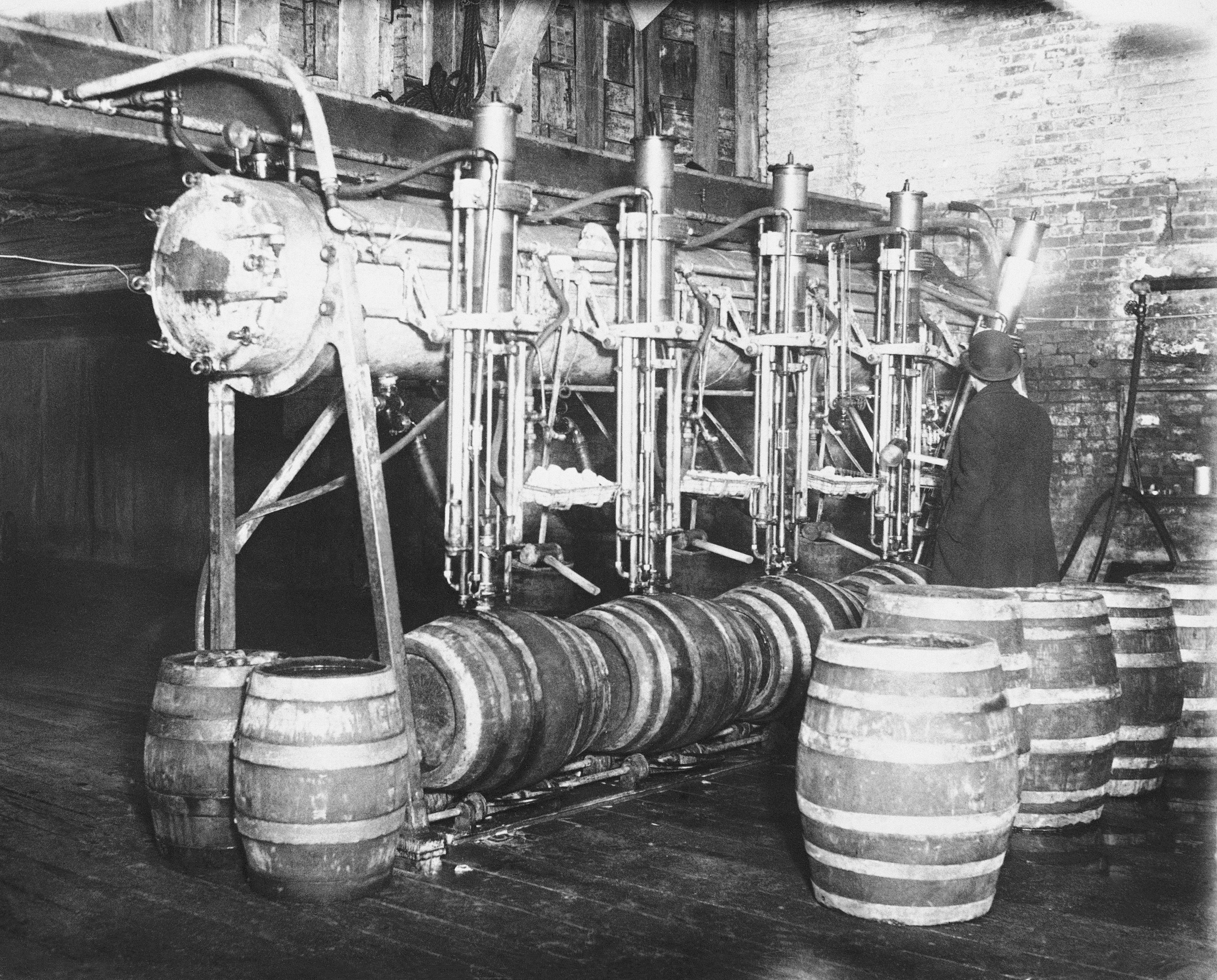 Agentes estadounidenses incautan barriles de alcohol en Newark, en el año 1931.