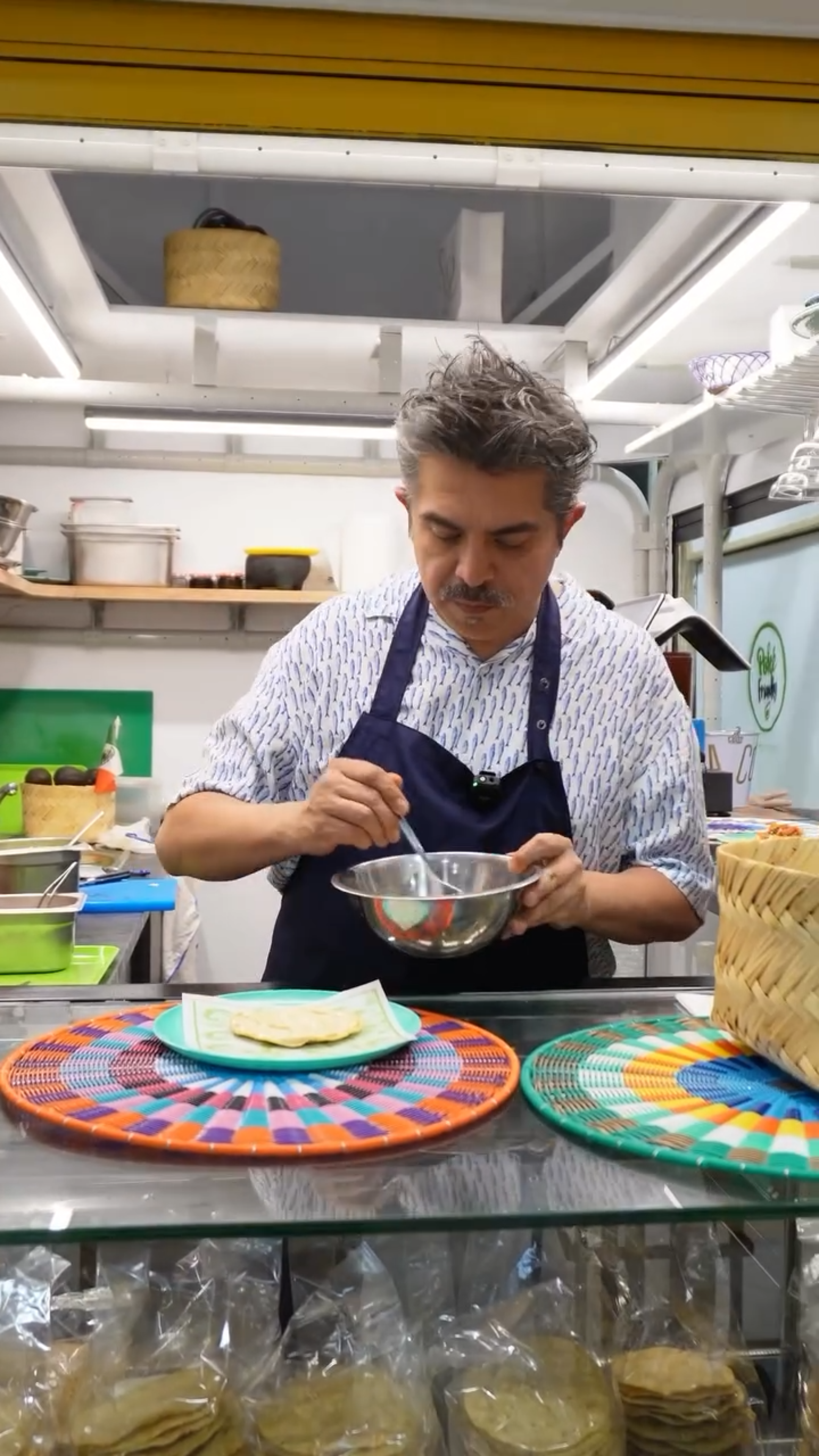 Roberto Ruiz, en Barra Lucas, en el Mercado de Vallehermoso.